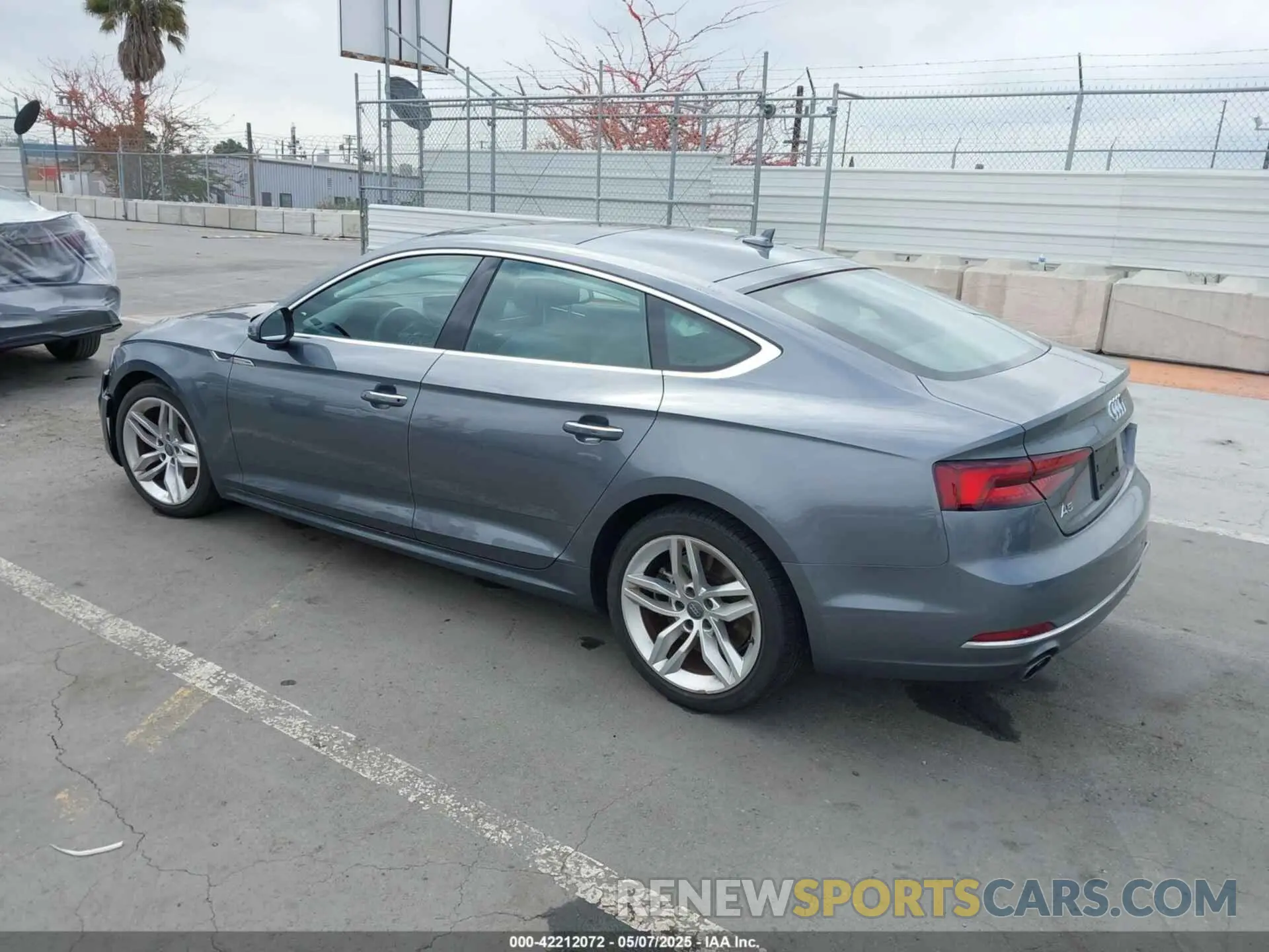 3 Фотография поврежденного автомобиля WAUANCF58KA084492 AUDI A5 2019
