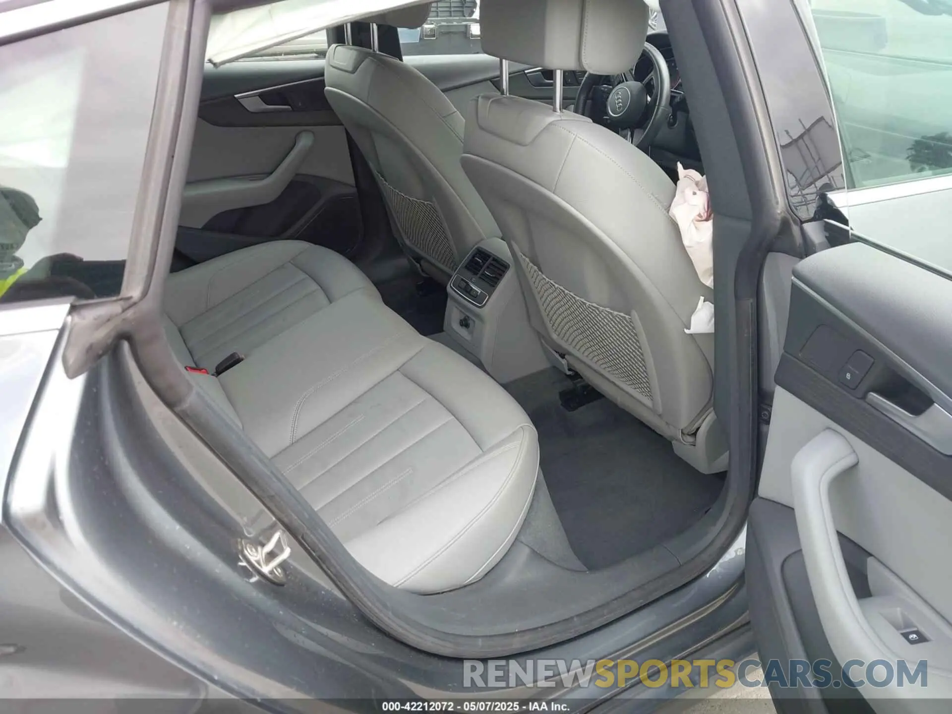 8 Фотография поврежденного автомобиля WAUANCF58KA084492 AUDI A5 2019