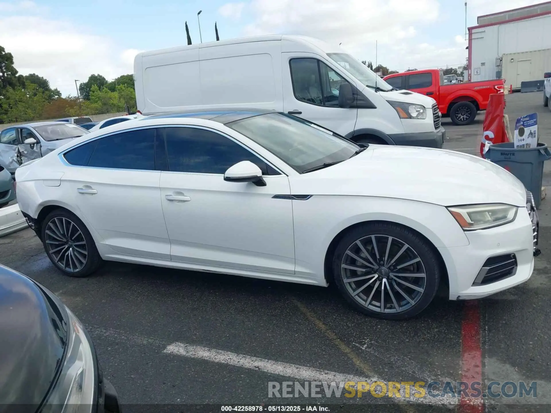 14 Фотография поврежденного автомобиля WAUBNCF58KA091561 AUDI A5 2019