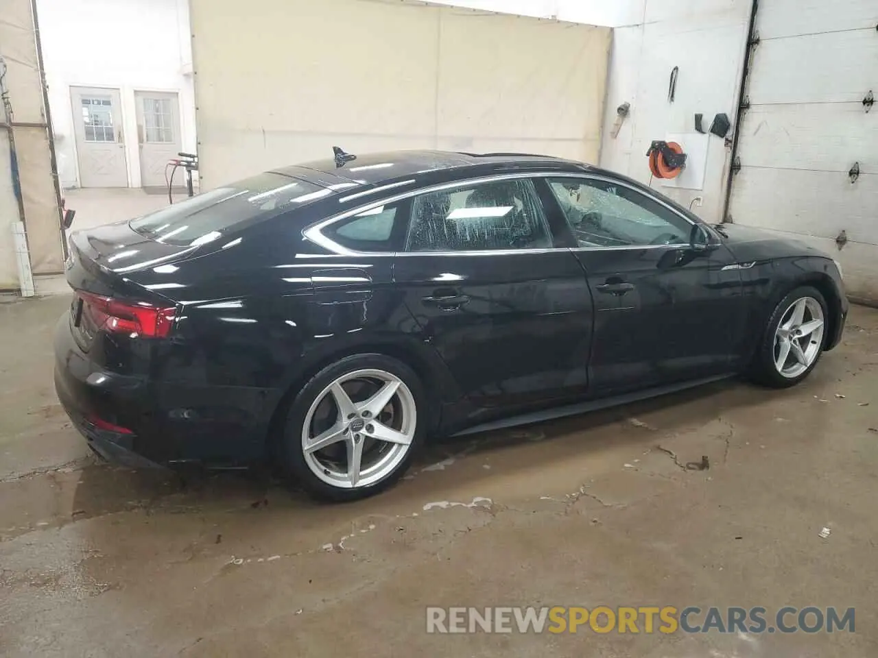 3 Фотография поврежденного автомобиля WAUDNCF52KA016816 AUDI A5 2019