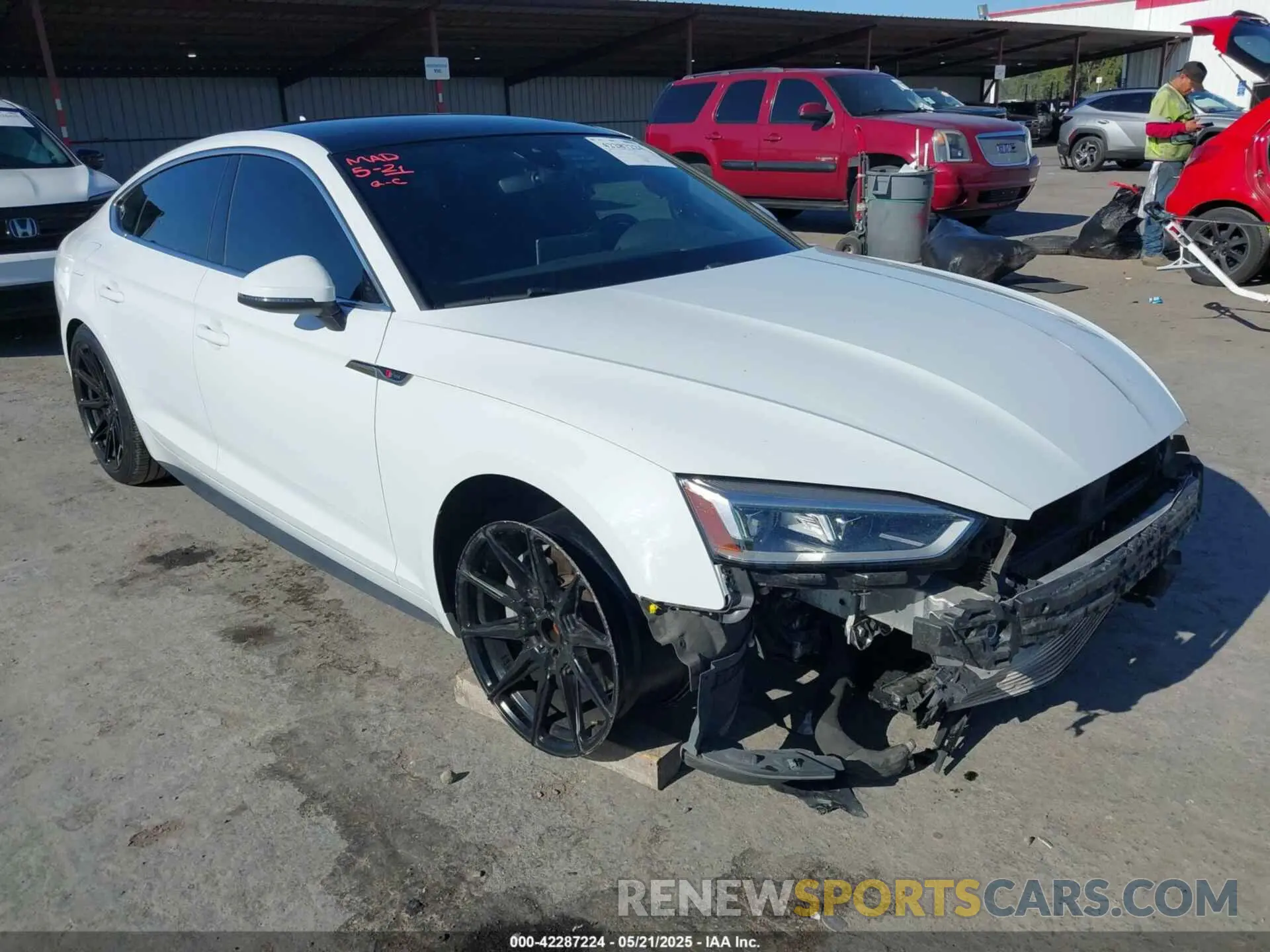 1 Фотография поврежденного автомобиля WAUENCF58KA007848 AUDI A5 2019