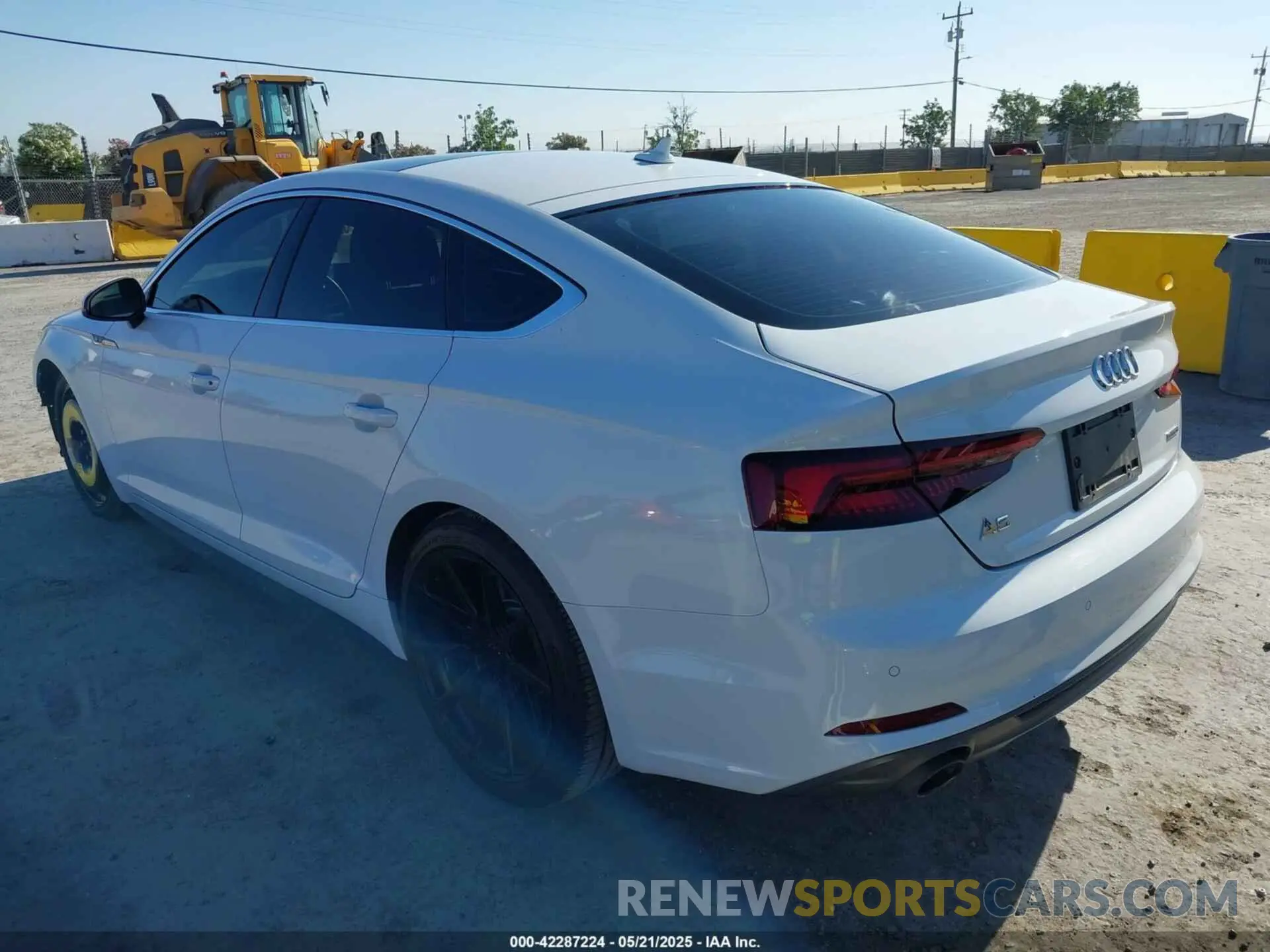 3 Фотография поврежденного автомобиля WAUENCF58KA007848 AUDI A5 2019