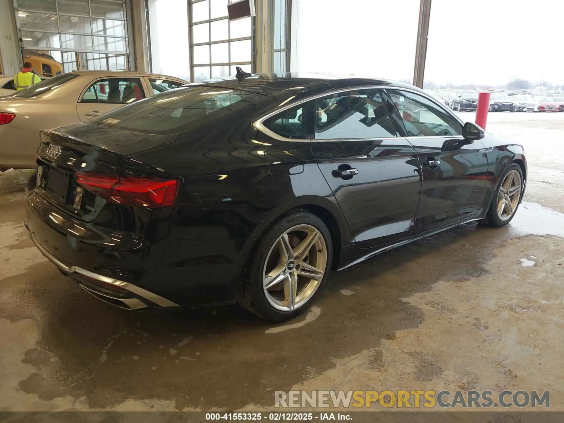 4 Photograph of a damaged car WAUDACF52MA030374 AUDI A5 SPORTBACK 2021