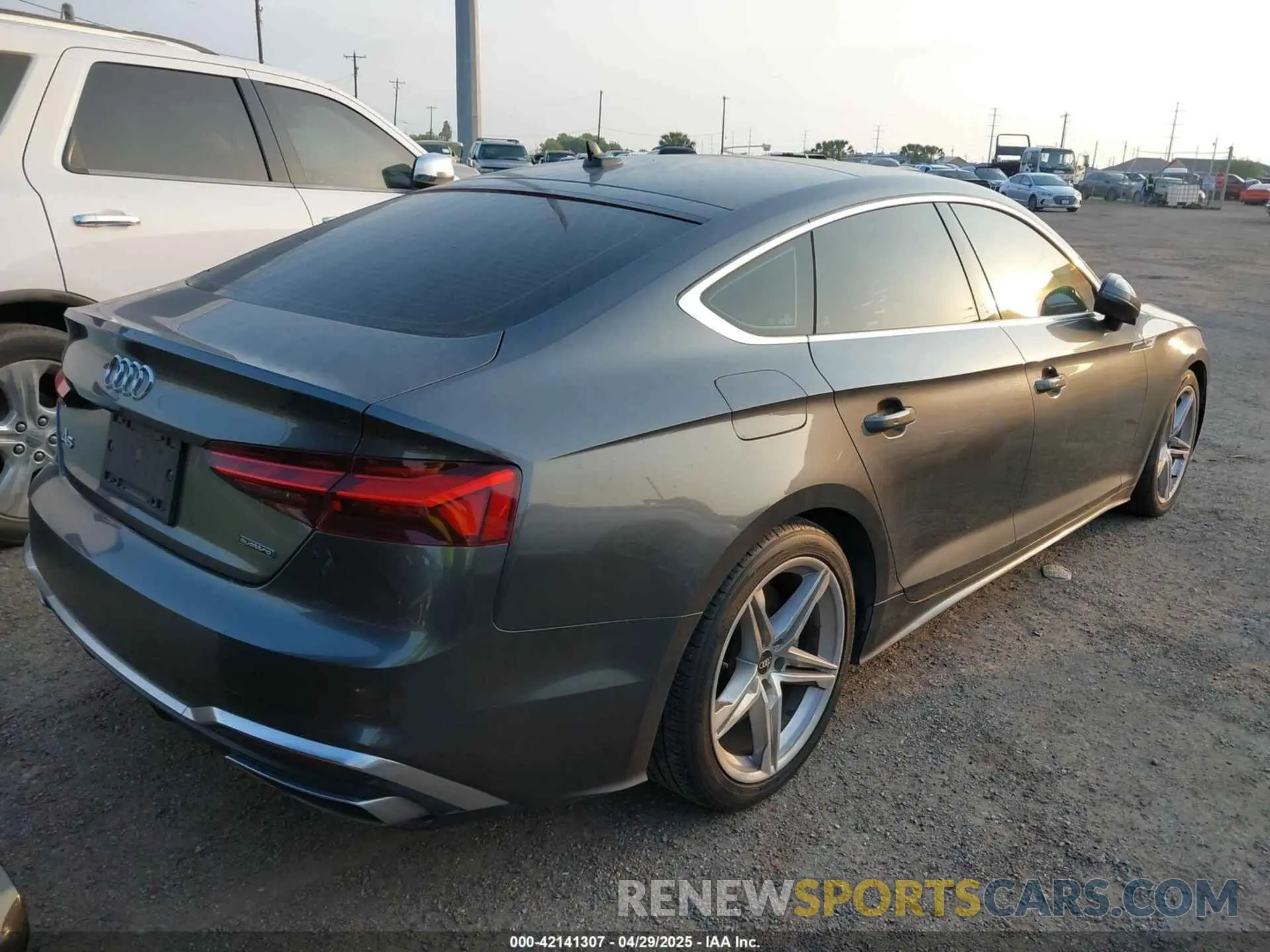 4 Photograph of a damaged car WAUDACF54MA057382 AUDI A5 SPORTBACK 2021