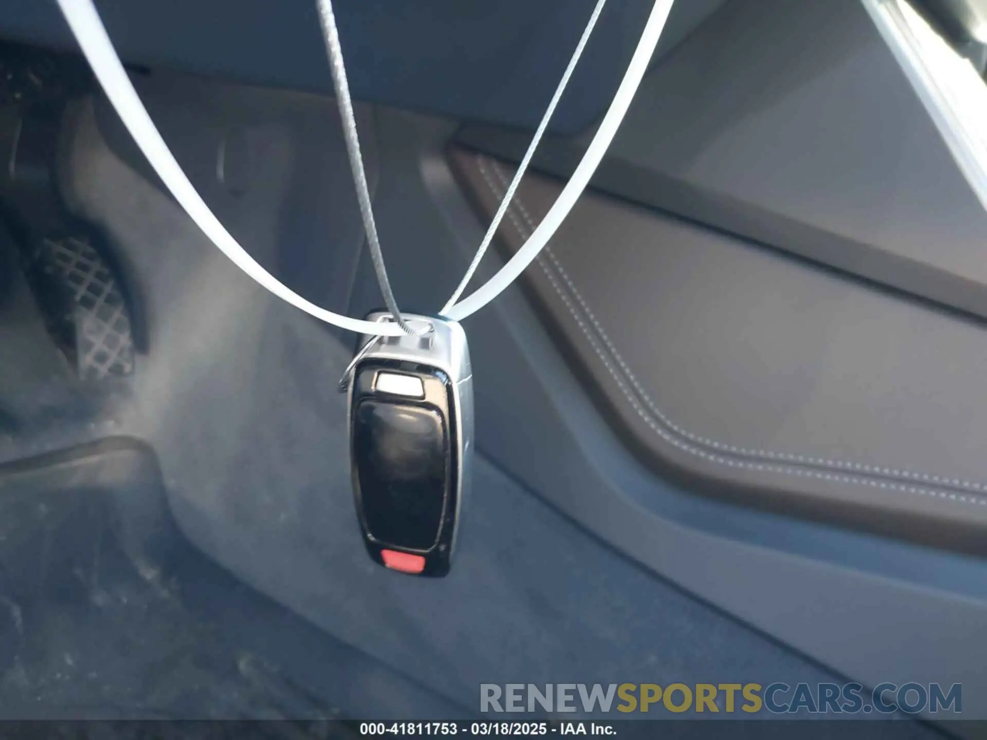 11 Фотография поврежденного автомобиля WAUM2AF22KN044384 AUDI A6 2019