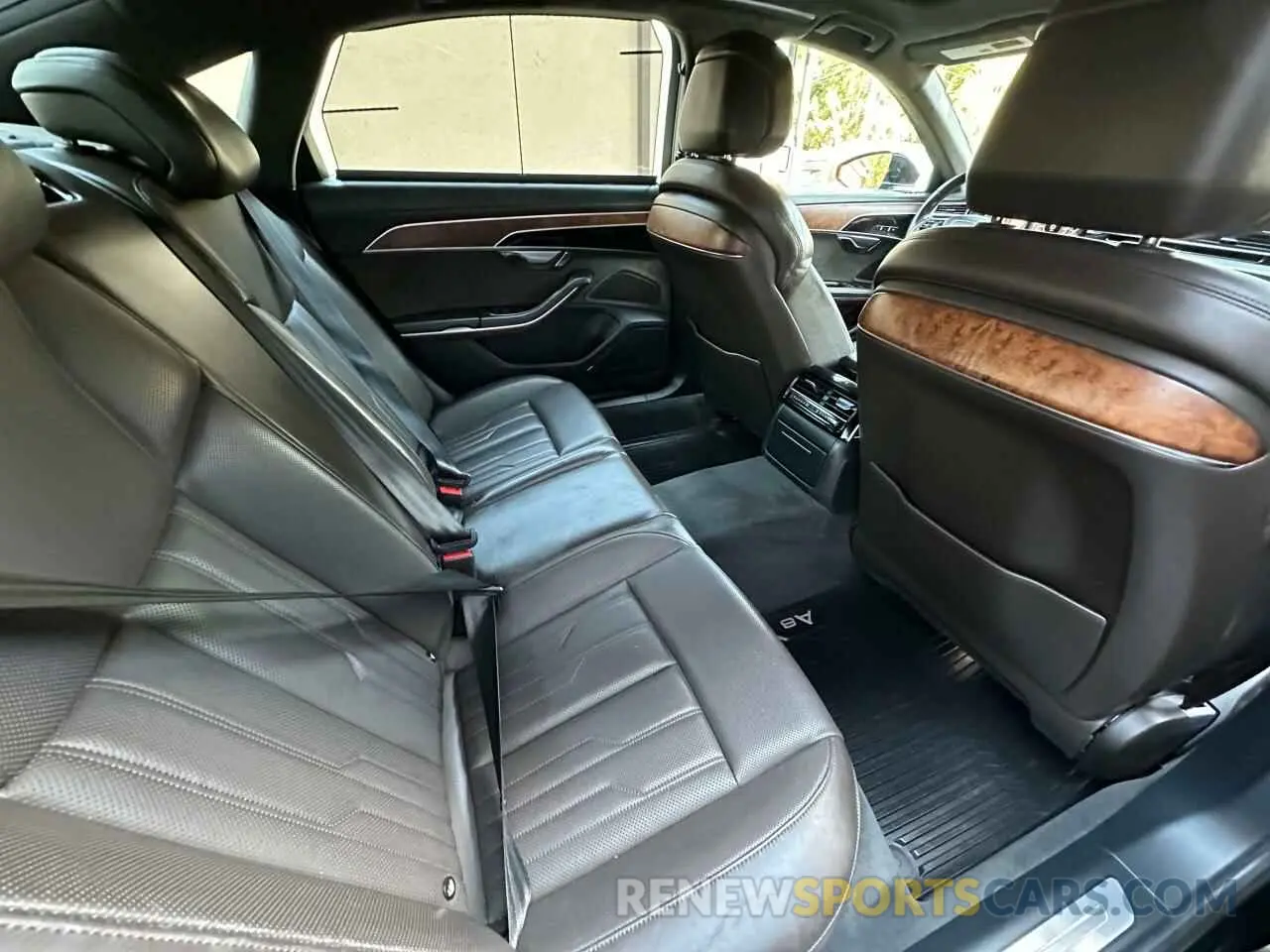 6 Photograph of a damaged car WAU8DAF82KN002992 AUDI A8 2019