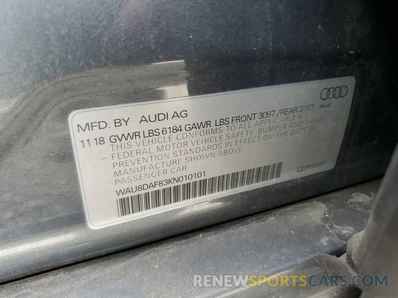 12 Фотография поврежденного автомобиля WAU8DAF83KN010101 AUDI A8 2019