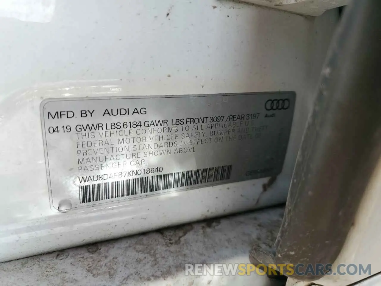 12 Фотография поврежденного автомобиля WAU8DAF87KN018640 AUDI A8 2019