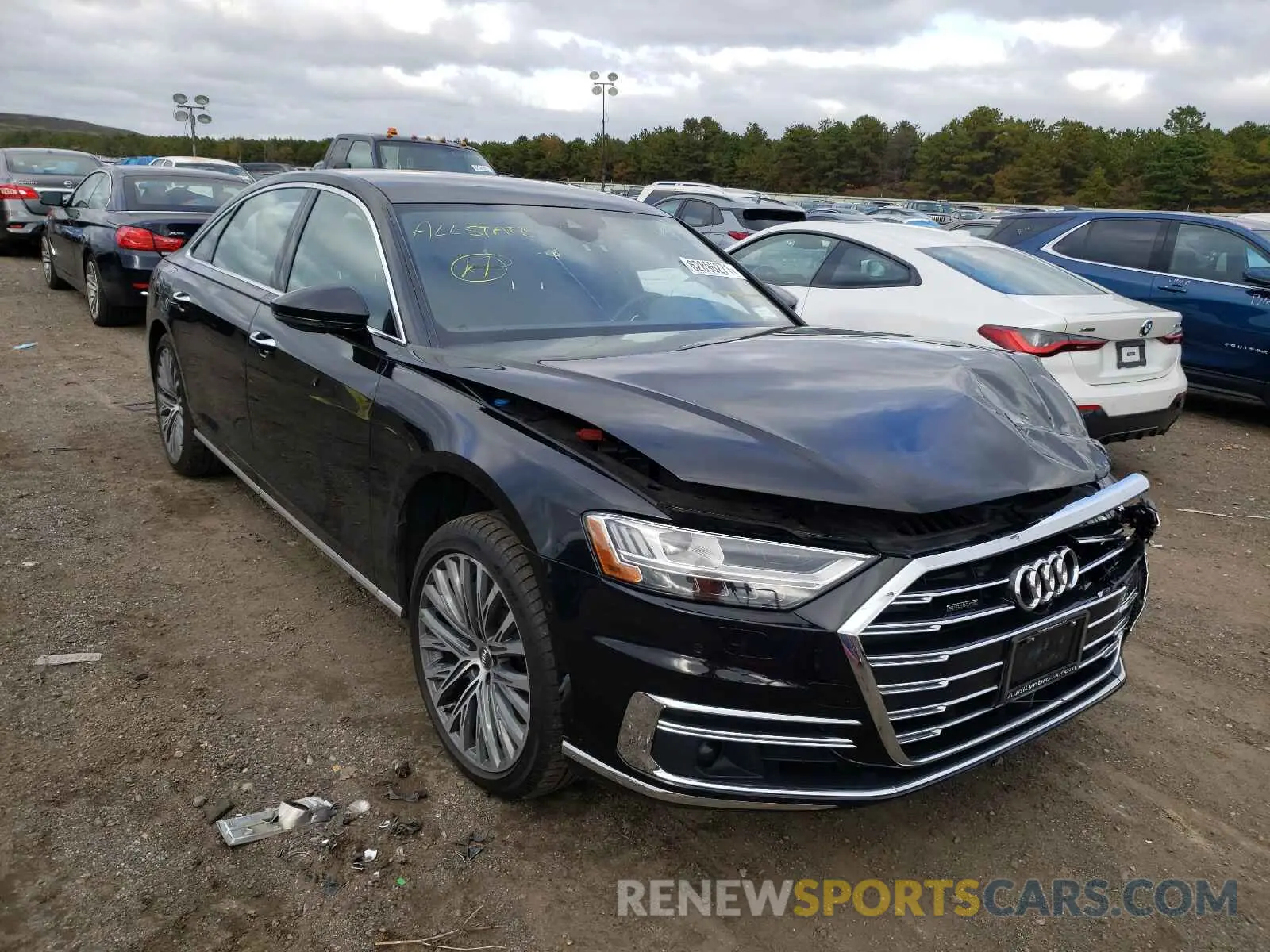 1 Фотография поврежденного автомобиля WAU8DAF88KN005640 AUDI A8 2019