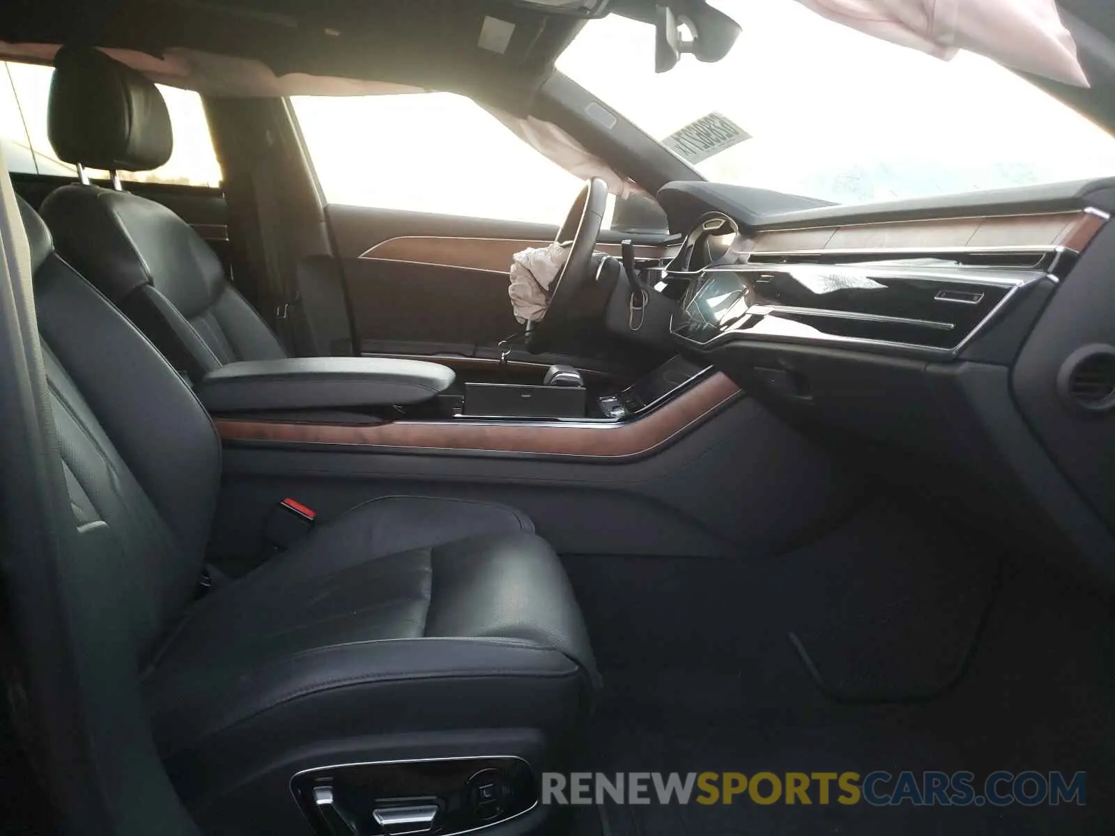 5 Фотография поврежденного автомобиля WAU8DAF88KN005640 AUDI A8 2019