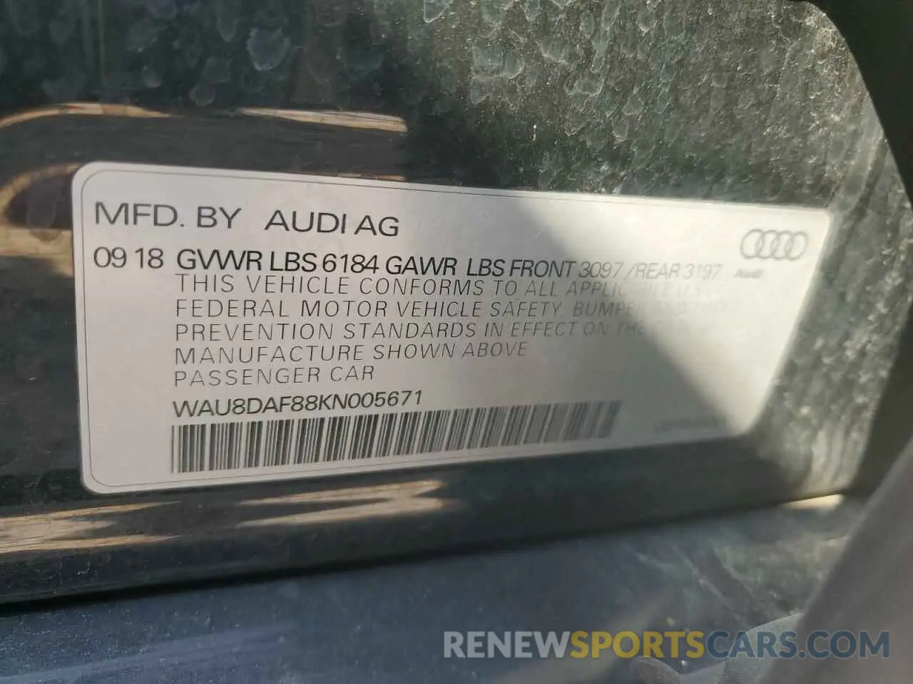 12 Фотография поврежденного автомобиля WAU8DAF88KN005671 AUDI A8 2019