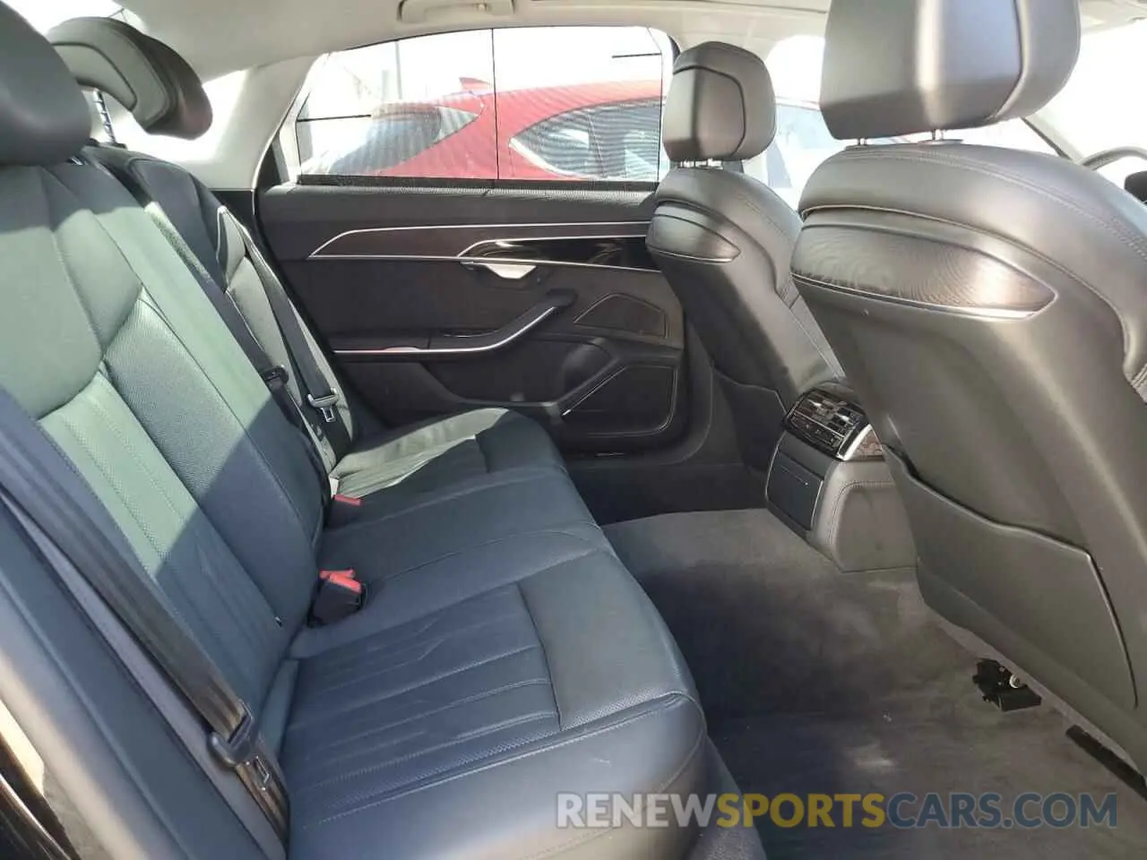 10 Фотография поврежденного автомобиля WAU8DAF88KN011860 AUDI A8 2019