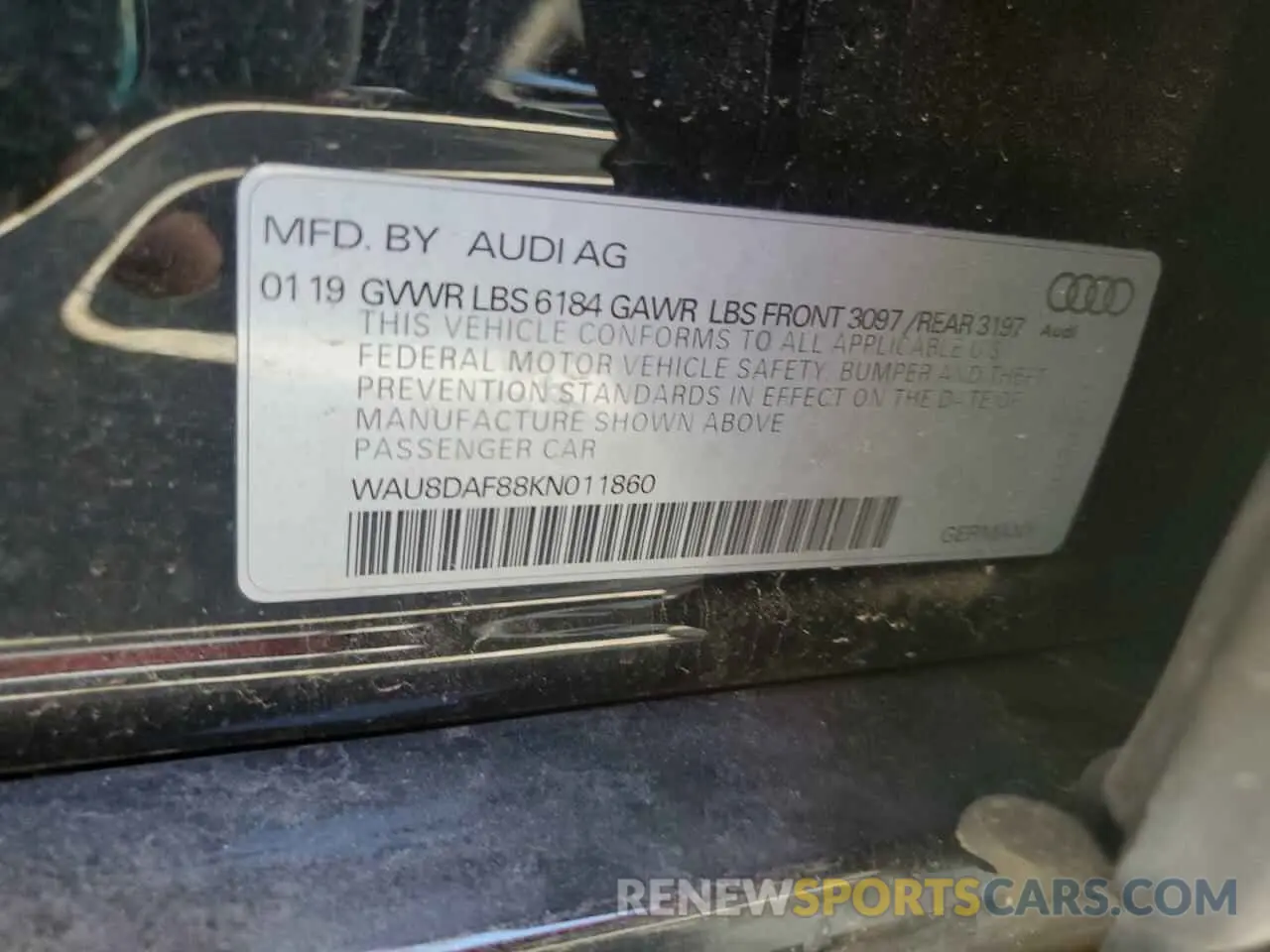 12 Фотография поврежденного автомобиля WAU8DAF88KN011860 AUDI A8 2019