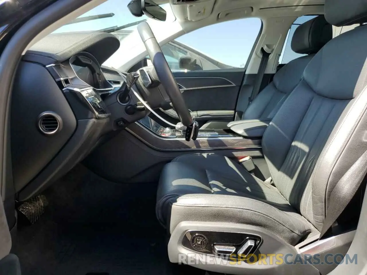 7 Фотография поврежденного автомобиля WAU8DAF88KN011860 AUDI A8 2019