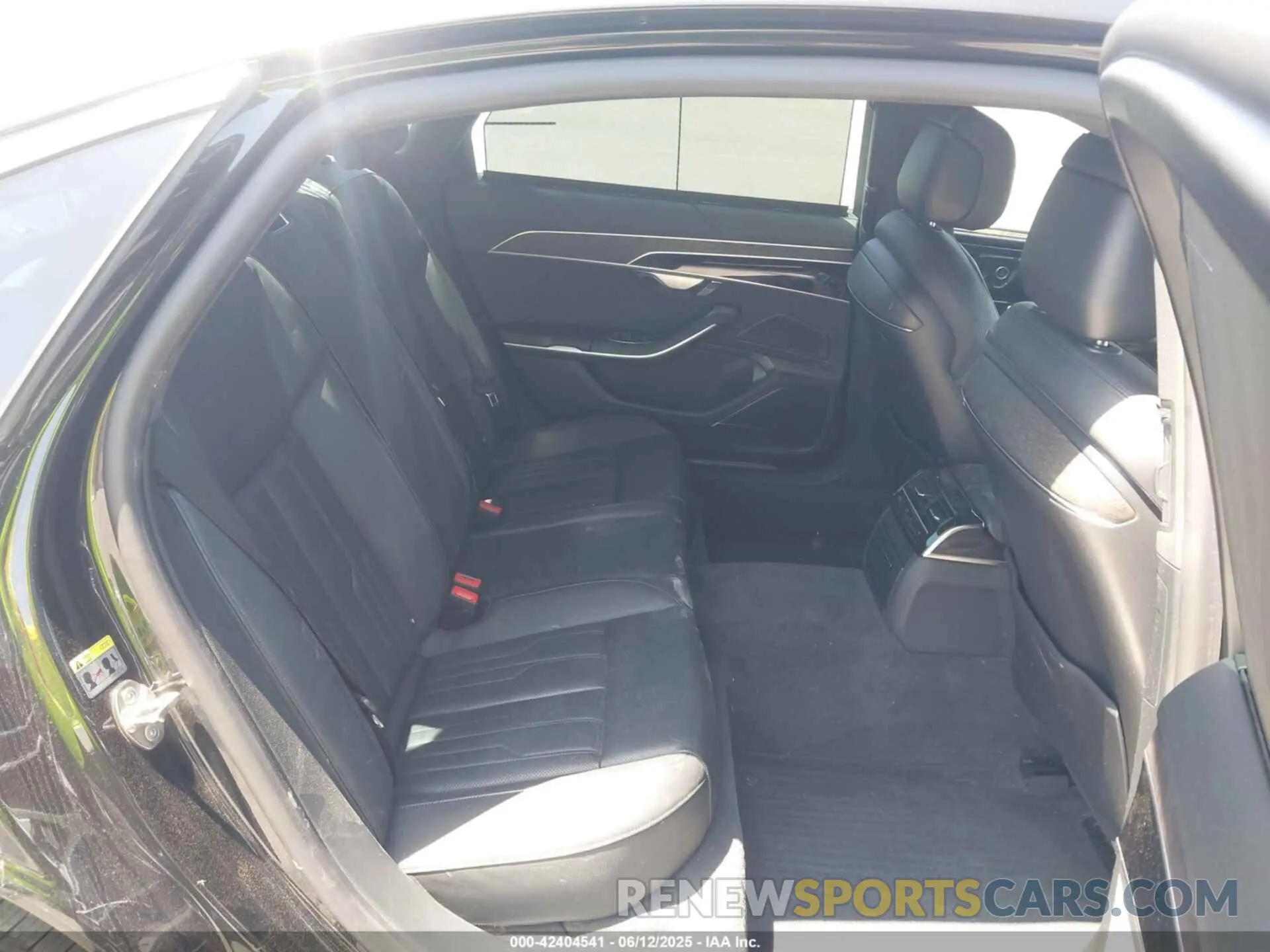 8 Фотография поврежденного автомобиля WAULDAF83NN010176 AUDI A8 2022