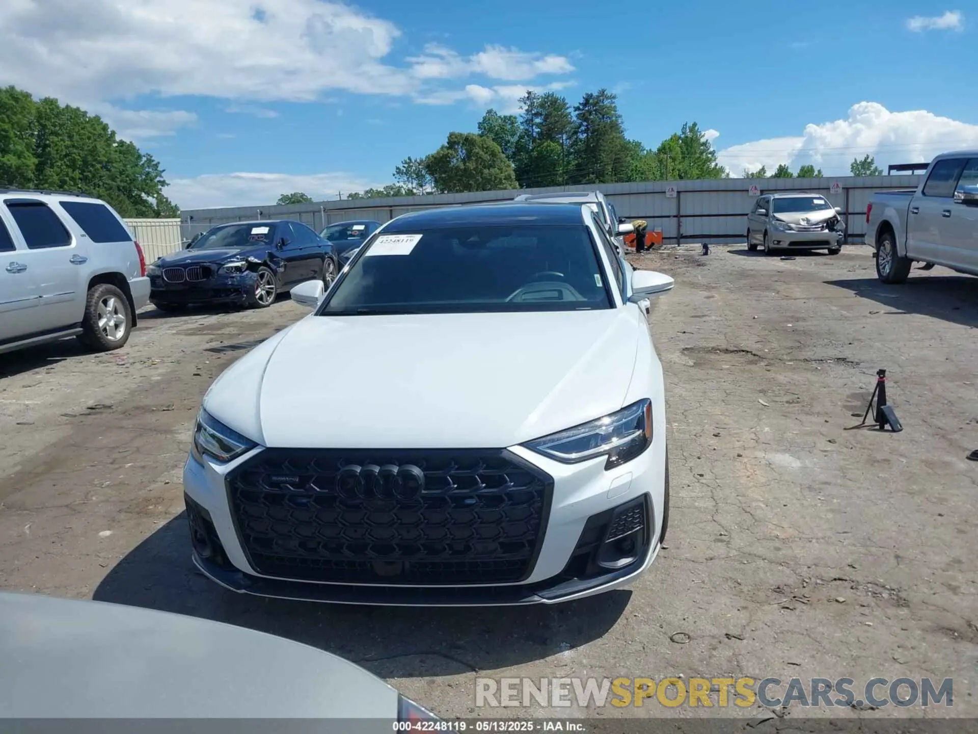 12 Фотография поврежденного автомобиля WAULDAF84RN001296 AUDI A8 2024