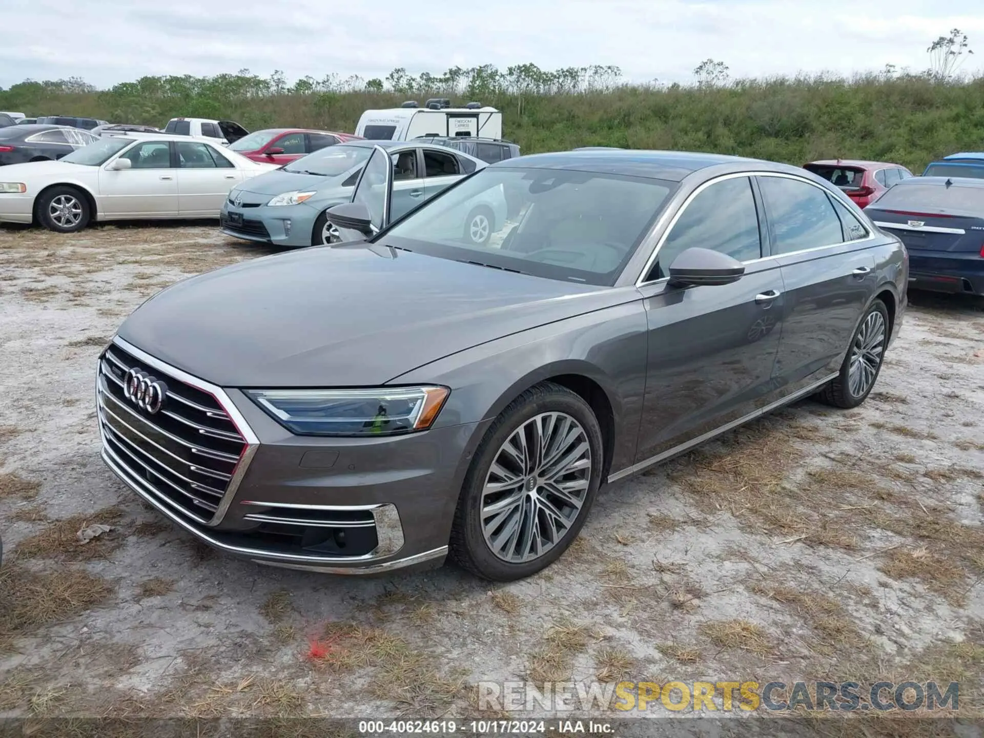 2 Фотография поврежденного автомобиля WAU8DAF81KN017175 AUDI A8 L 2019