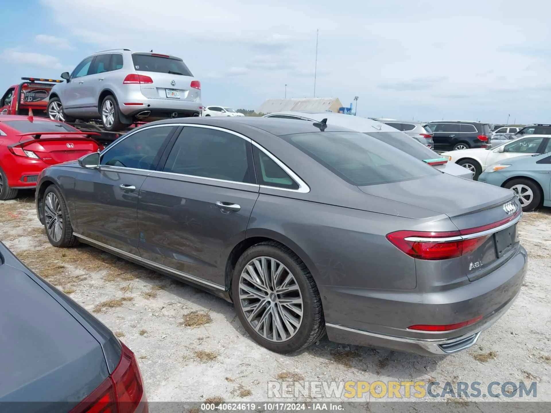 3 Фотография поврежденного автомобиля WAU8DAF81KN017175 AUDI A8 L 2019