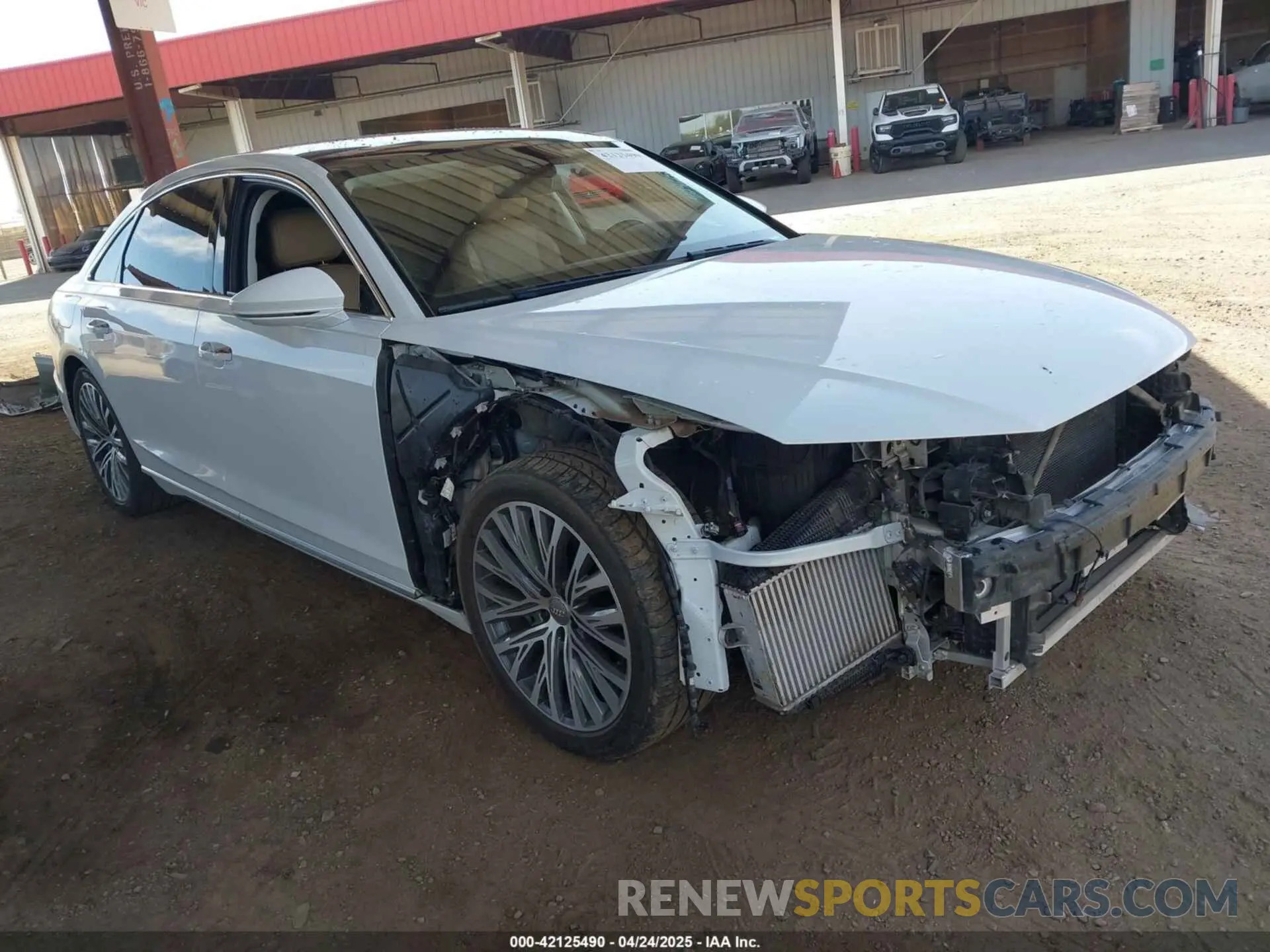 1 Фотография поврежденного автомобиля WAU8DAF83KN006128 AUDI A8 L 2019