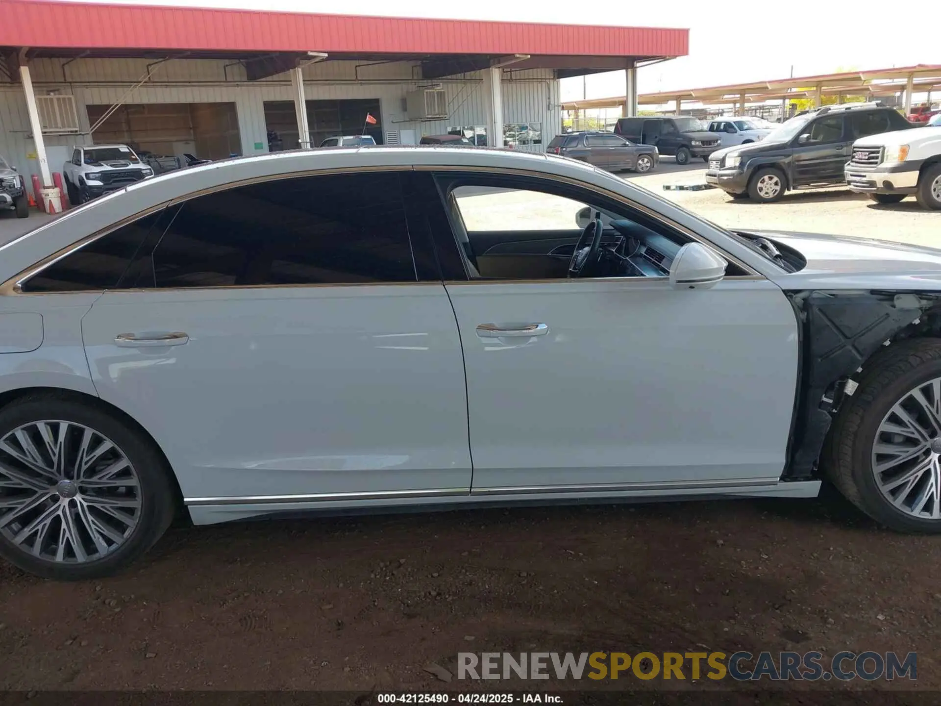 14 Фотография поврежденного автомобиля WAU8DAF83KN006128 AUDI A8 L 2019