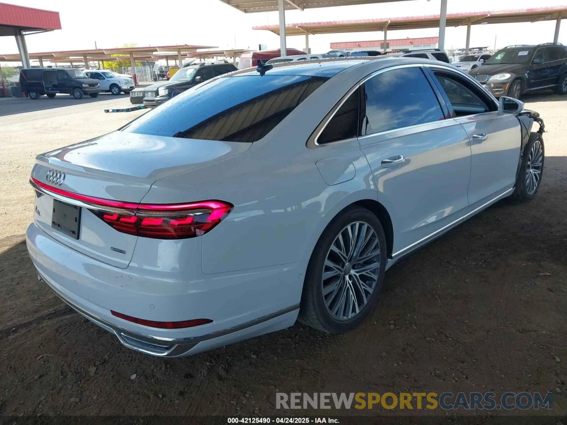 4 Фотография поврежденного автомобиля WAU8DAF83KN006128 AUDI A8 L 2019