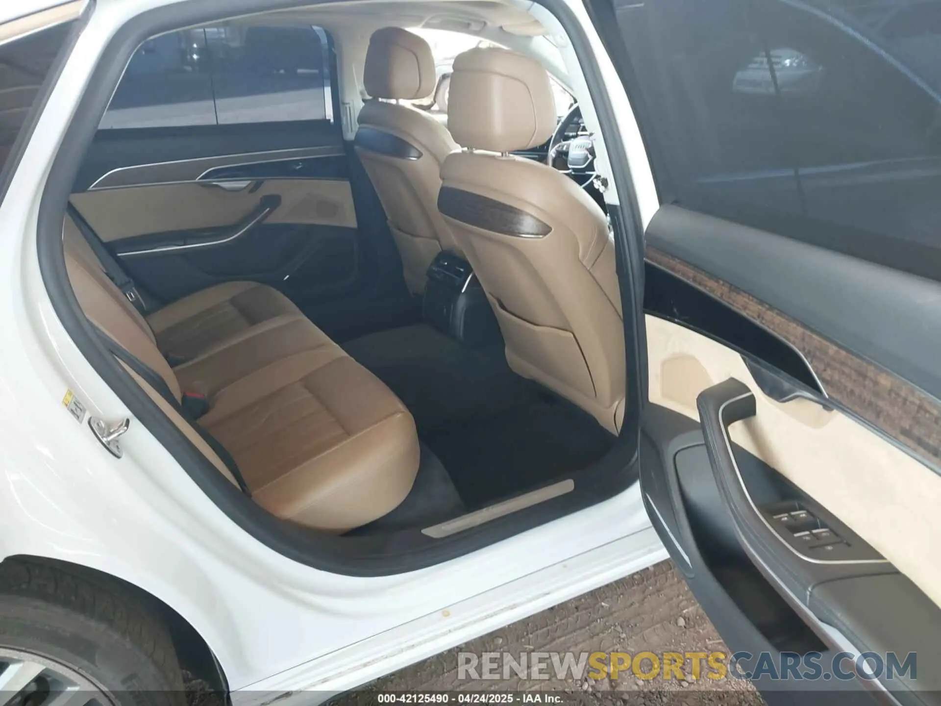 8 Фотография поврежденного автомобиля WAU8DAF83KN006128 AUDI A8 L 2019