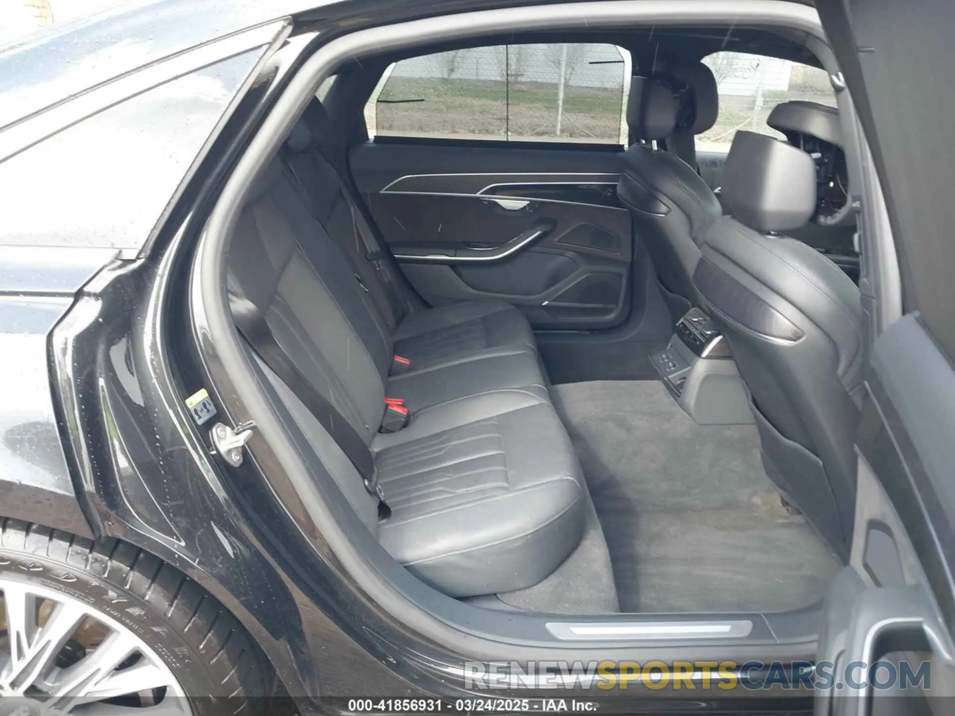 8 Фотография поврежденного автомобиля WAU8DAF84KN019115 AUDI A8 L 2019