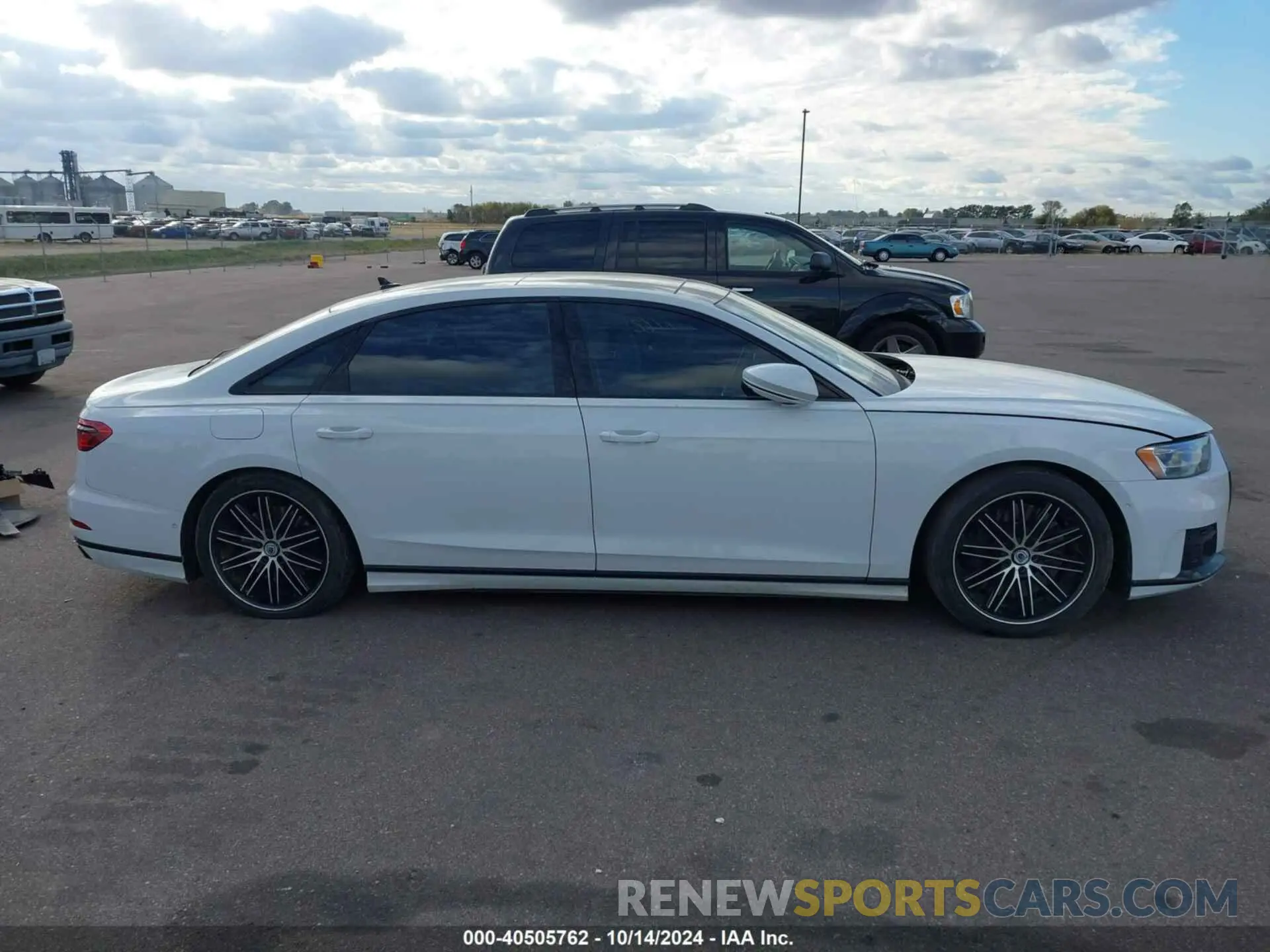 14 Фотография поврежденного автомобиля WAU8EAF89LN005323 AUDI A8 L 2020