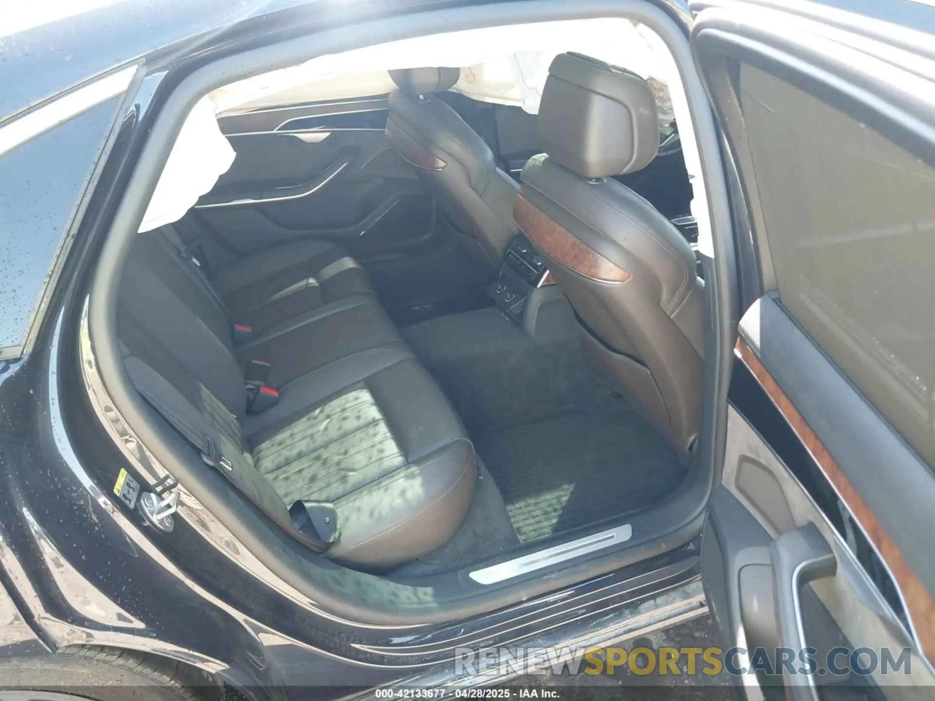 8 Фотография поврежденного автомобиля WAU8DAF80MN016795 AUDI A8 L 2021