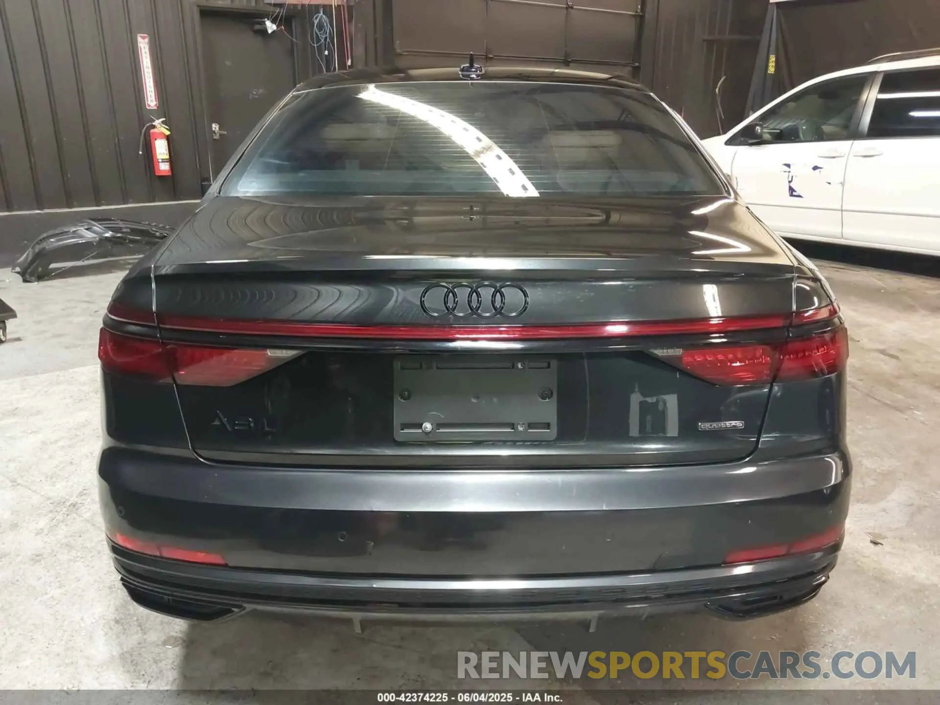 17 Photograph of a damaged car WAU8DAF84MN030814 AUDI A8 L 2021