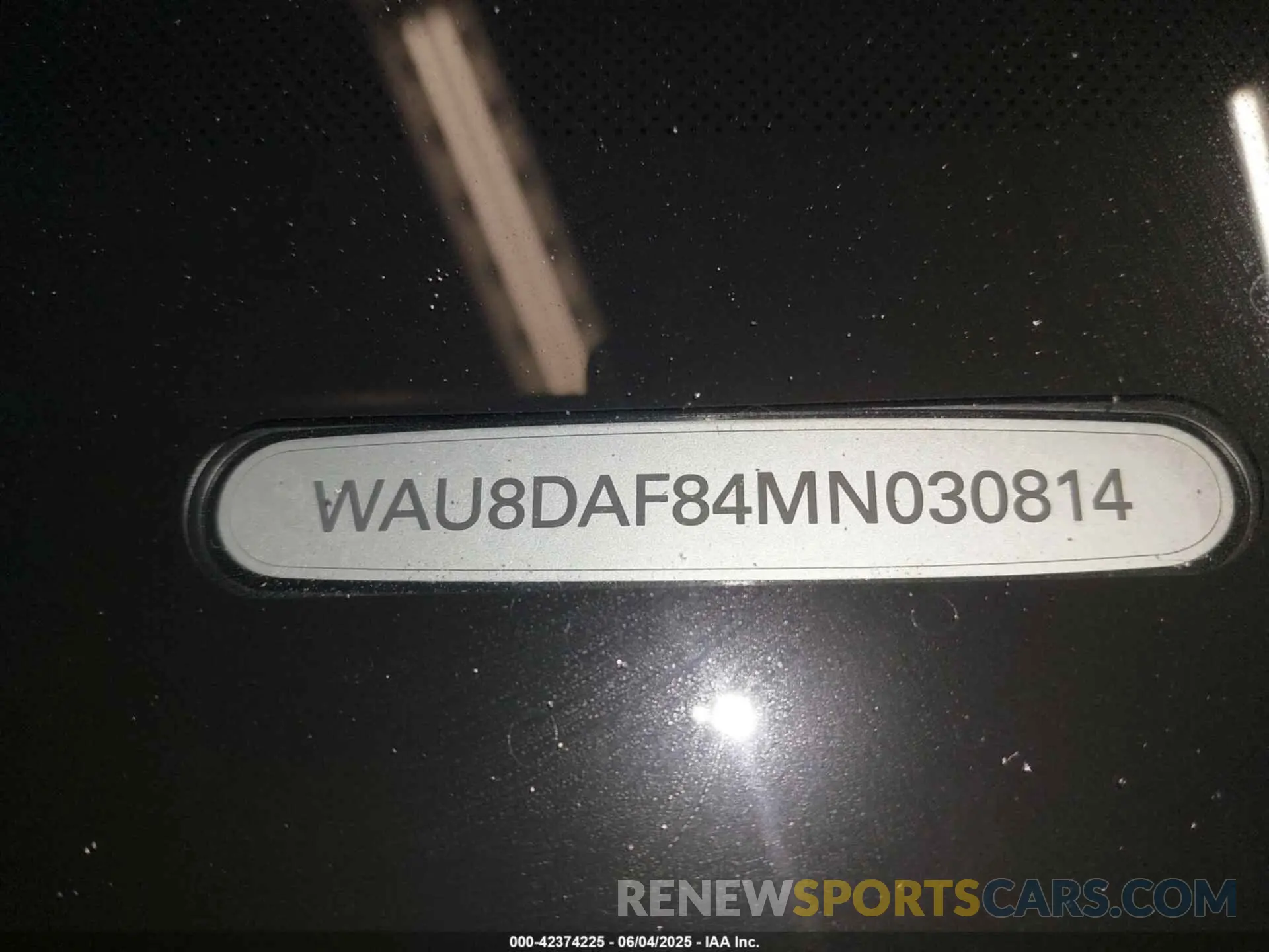18 Photograph of a damaged car WAU8DAF84MN030814 AUDI A8 L 2021