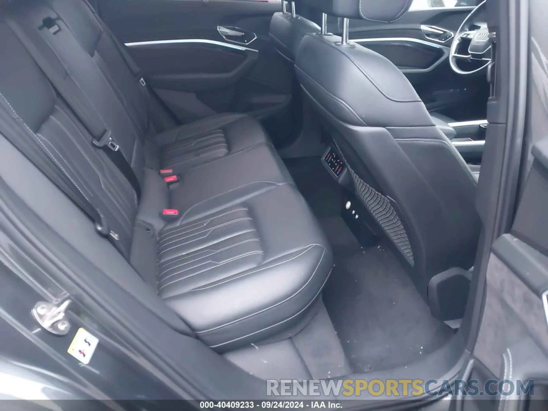 8 Фотография поврежденного автомобиля WA1VAAGE0KB006585 AUDI E-TRON 2019
