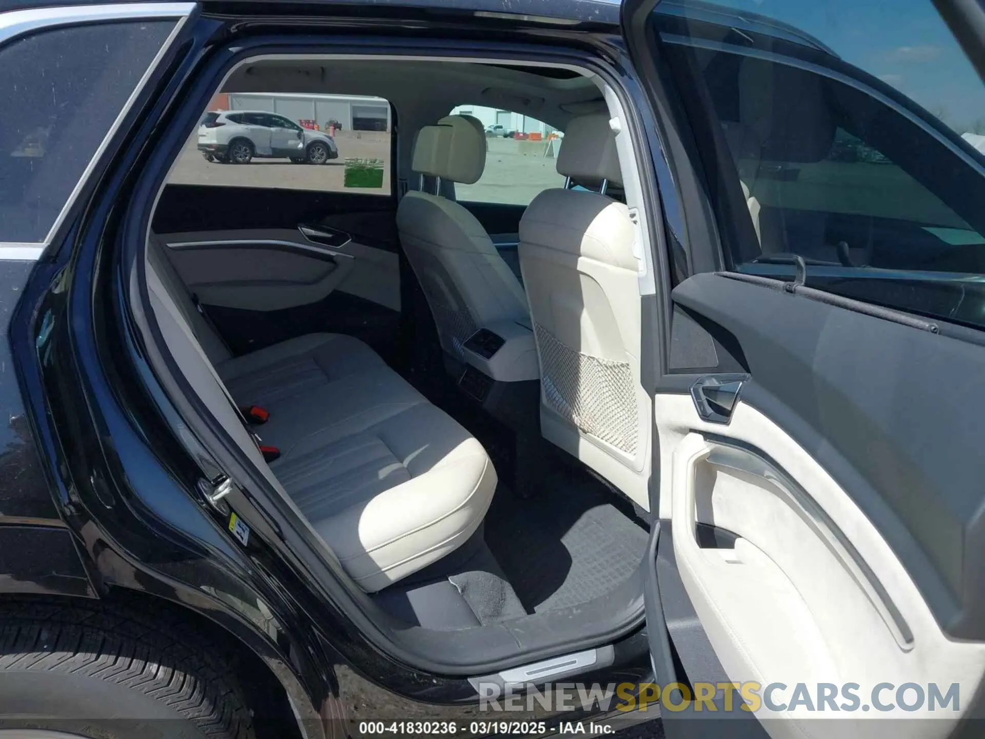 8 Фотография поврежденного автомобиля WA1VAAGE6KB020622 AUDI E-TRON 2019