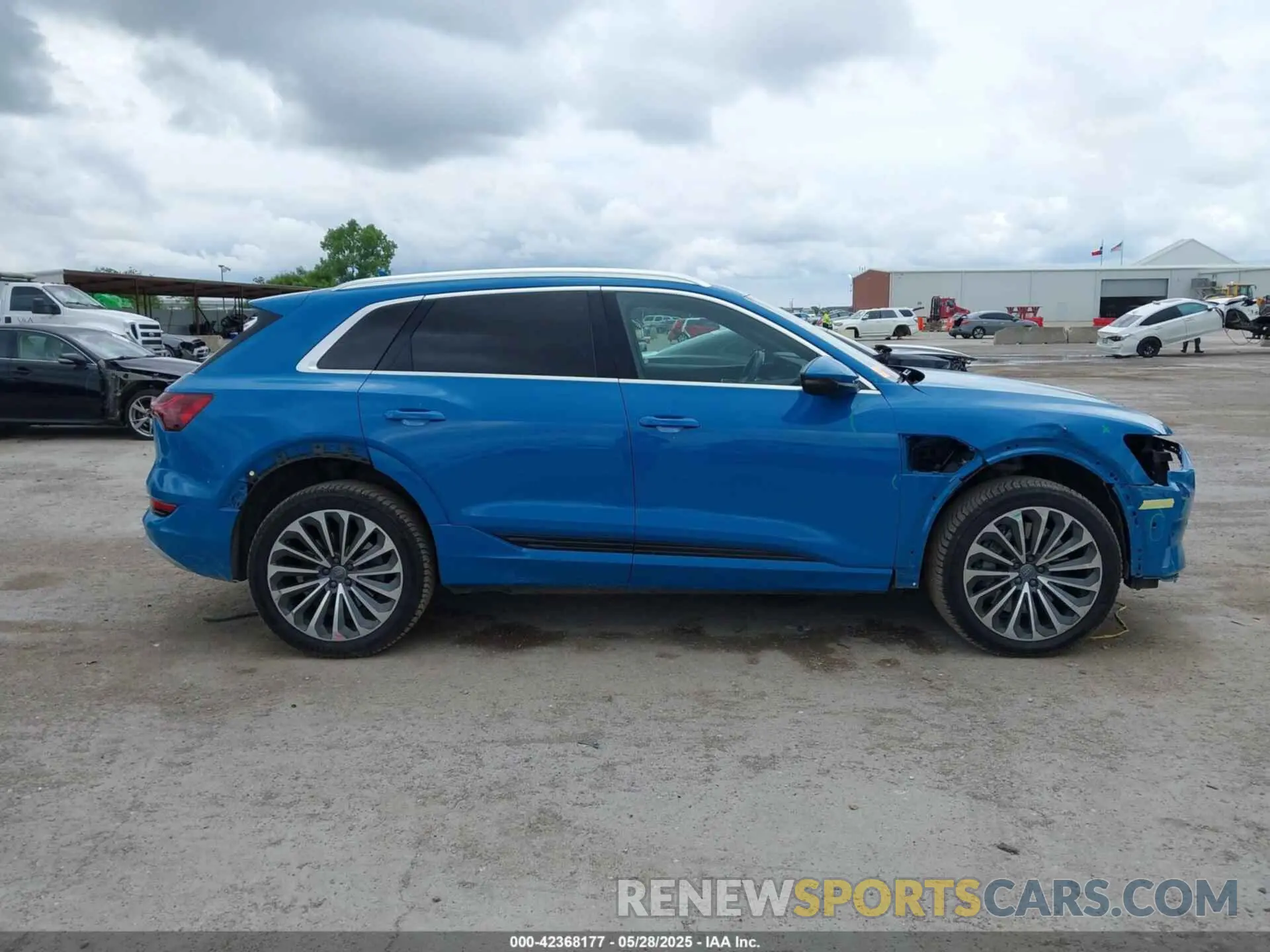13 Фотография поврежденного автомобиля WA1VAAGE7KB005479 AUDI E-TRON 2019