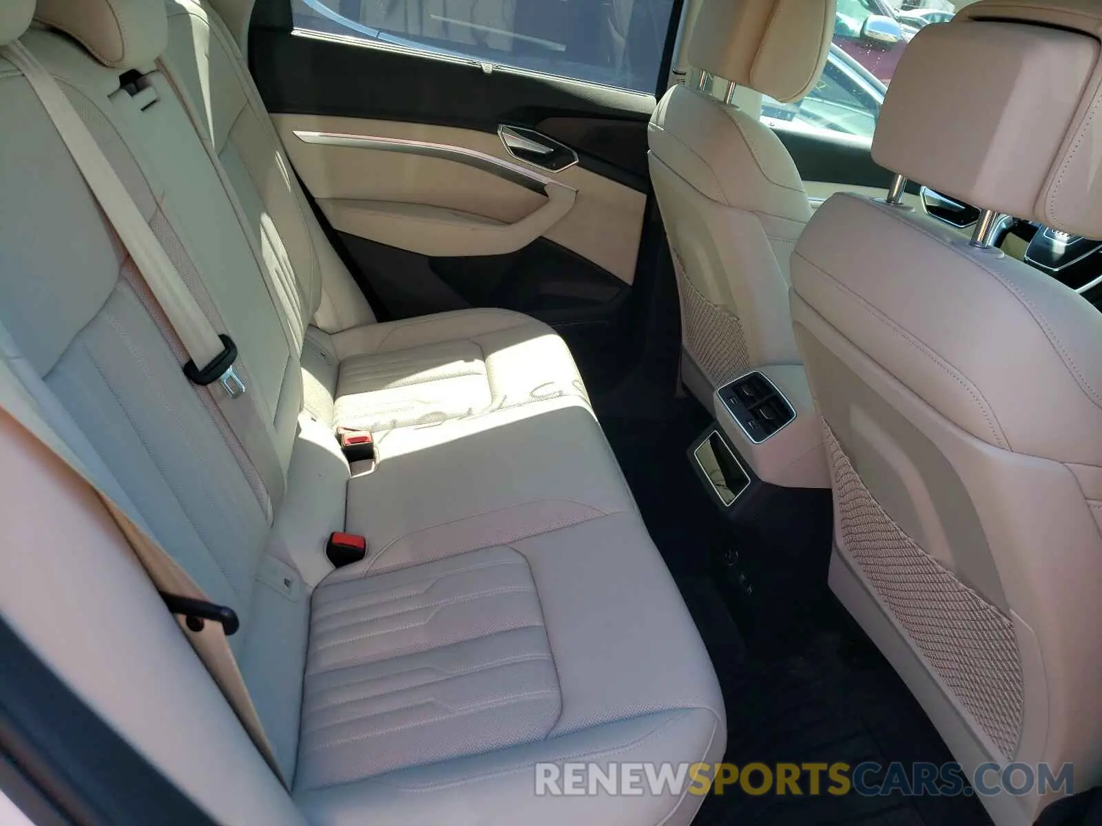 6 Фотография поврежденного автомобиля WA1VAAGE7KB022203 AUDI E-TRON 2019
