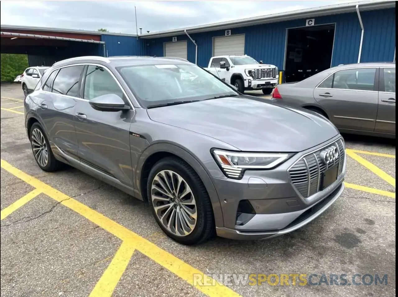 1 Фотография поврежденного автомобиля WA1VABGE0KB011XXX AUDI E-TRON 2019