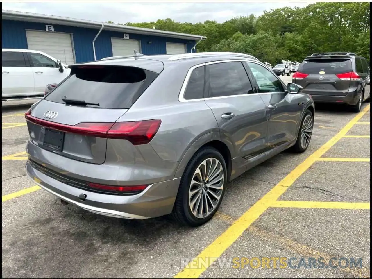 4 Фотография поврежденного автомобиля WA1VABGE0KB011XXX AUDI E-TRON 2019