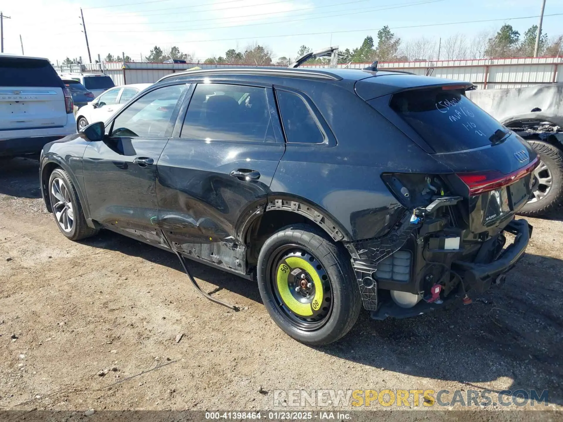 3 Фотография поврежденного автомобиля WA1LAAGE4MB010570 AUDI E-TRON 2021