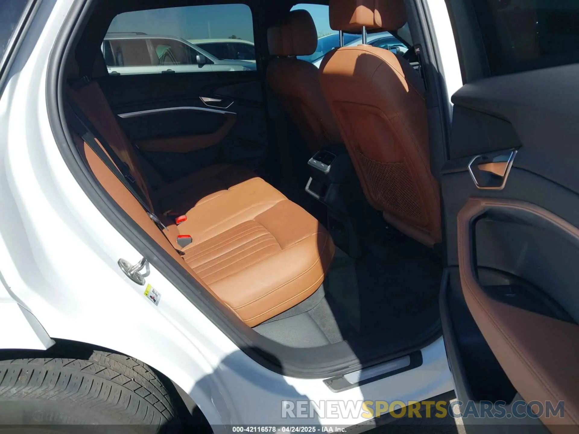 8 Фотография поврежденного автомобиля WA1LAAGE6MB002079 AUDI E-TRON 2021