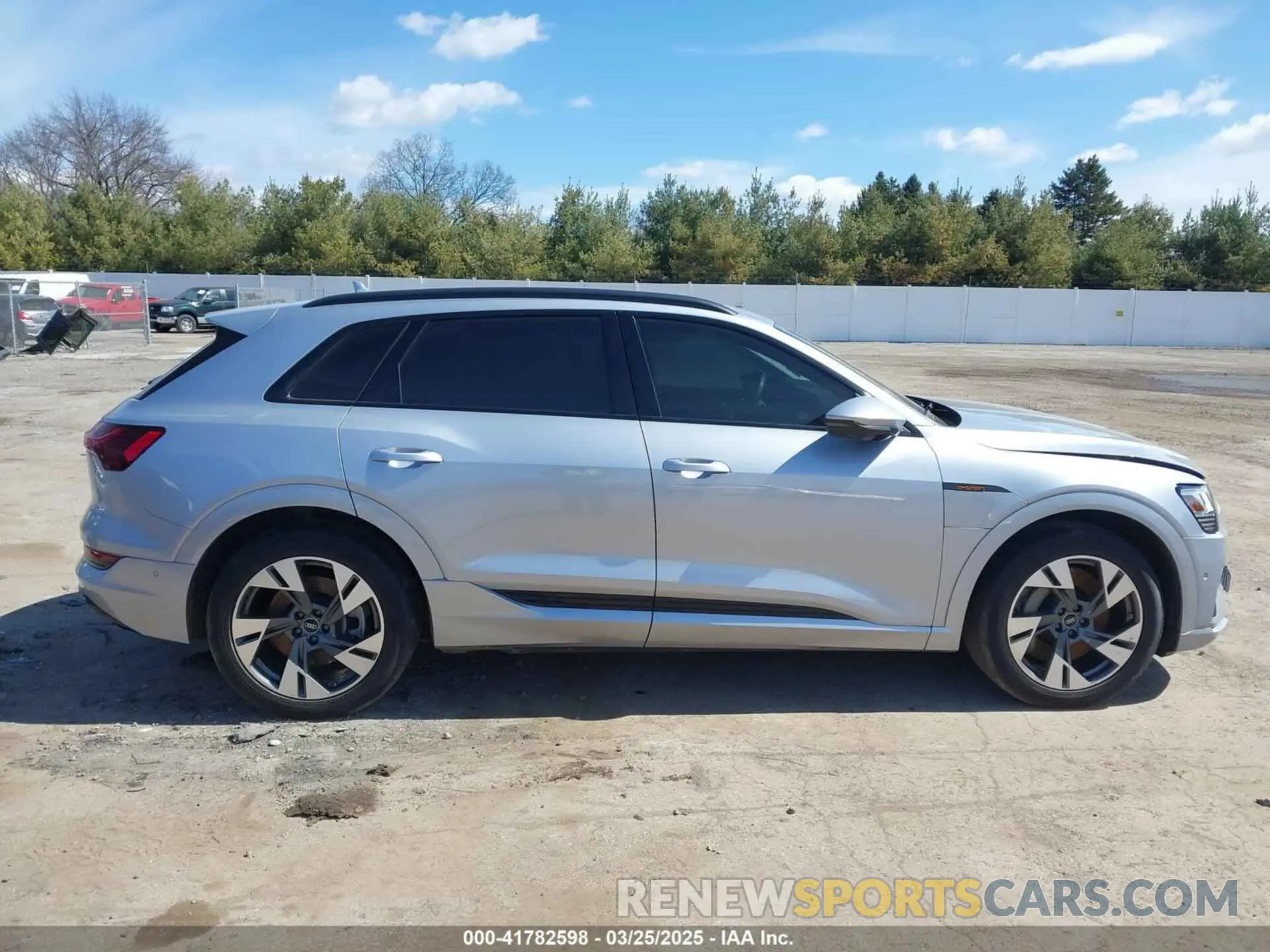 13 Фотография поврежденного автомобиля WA1AAAGEXNB047650 AUDI E-TRON 2022