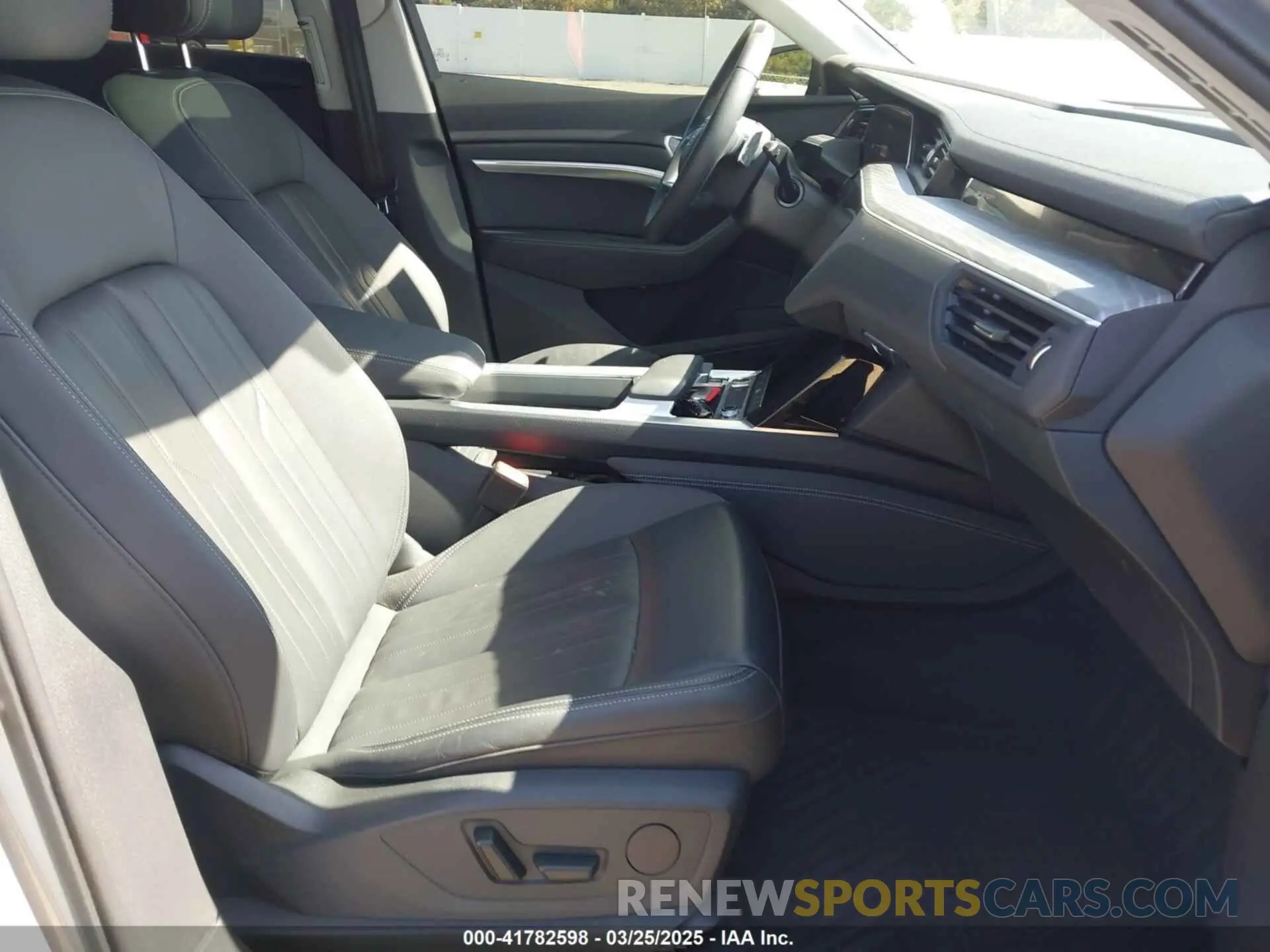 5 Фотография поврежденного автомобиля WA1AAAGEXNB047650 AUDI E-TRON 2022