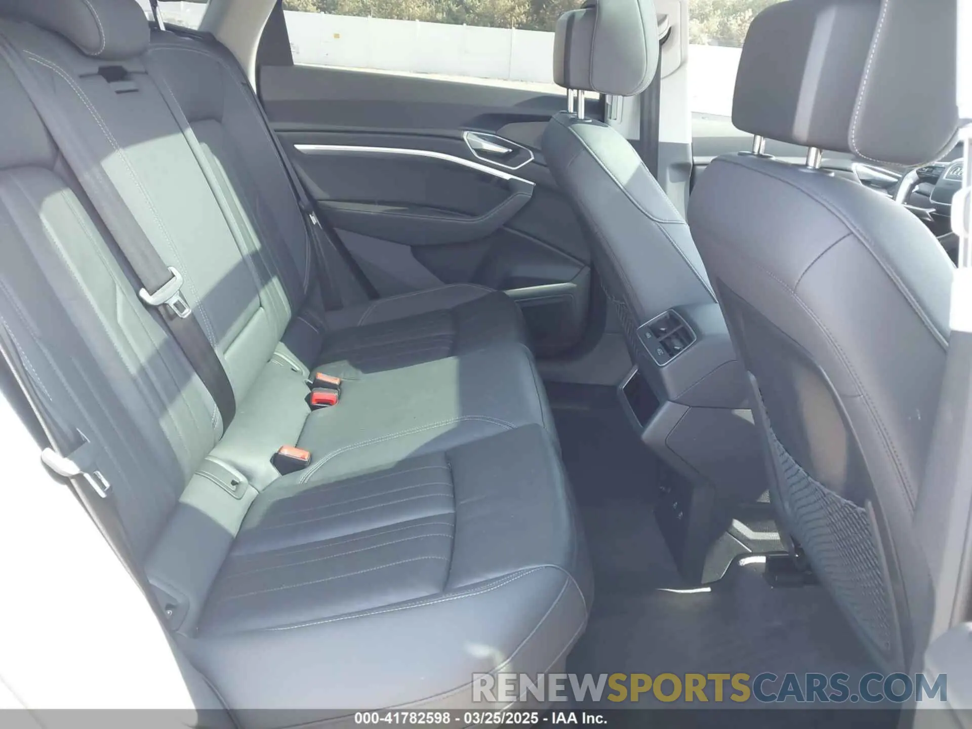 8 Фотография поврежденного автомобиля WA1AAAGEXNB047650 AUDI E-TRON 2022