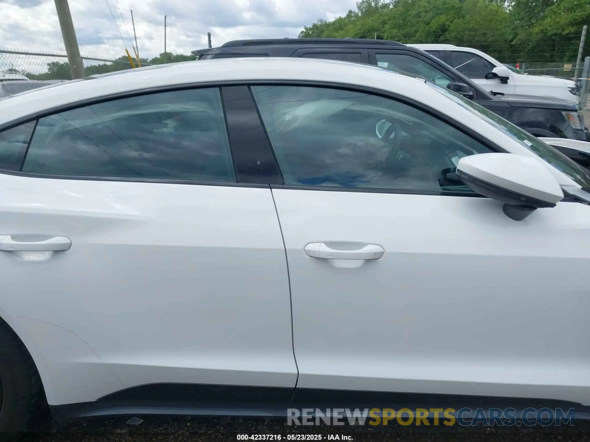14 Photograph of a damaged car WAUFJBFW2N7005288 AUDI E-TRON GT 2022