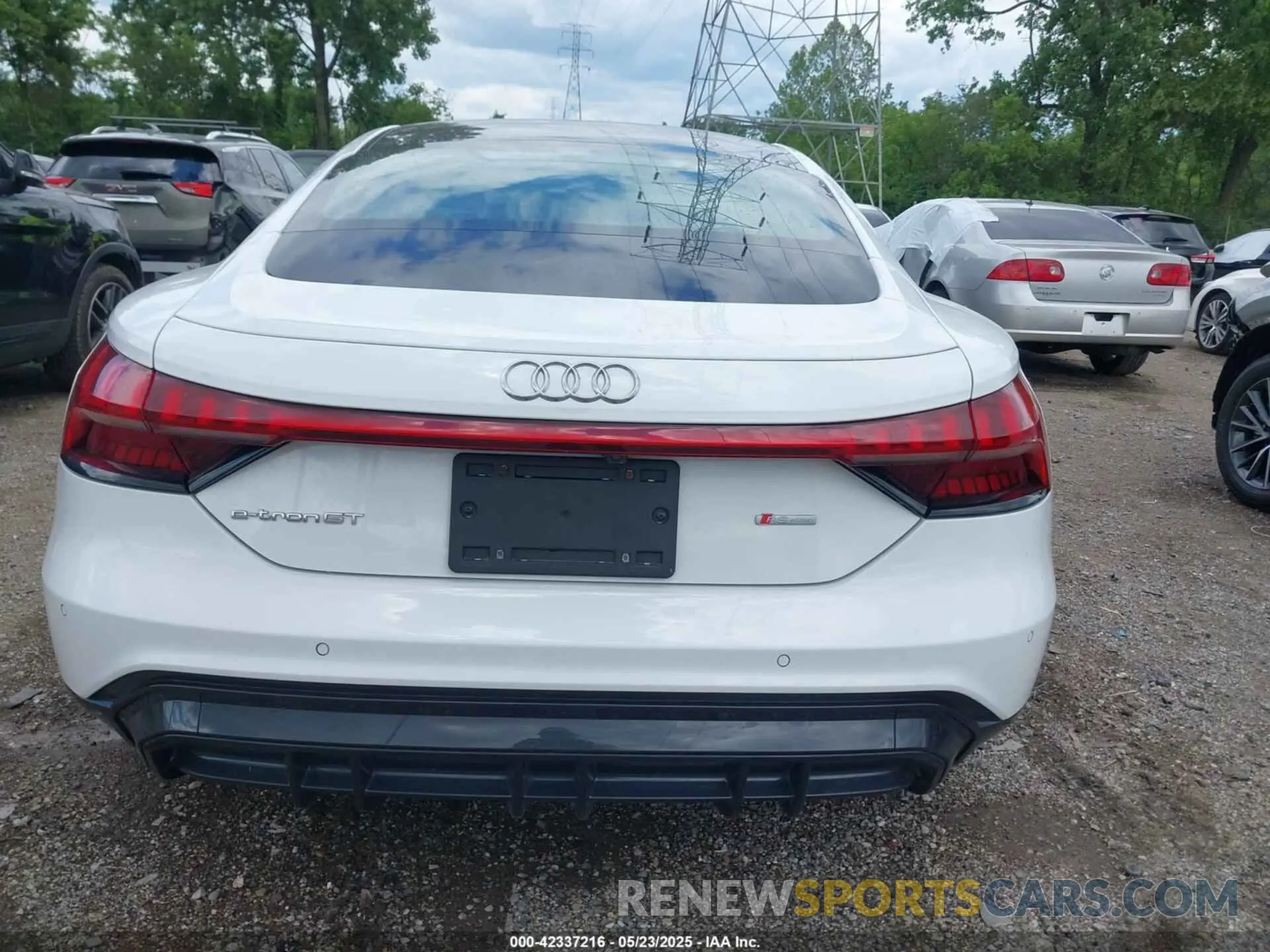 17 Photograph of a damaged car WAUFJBFW2N7005288 AUDI E-TRON GT 2022