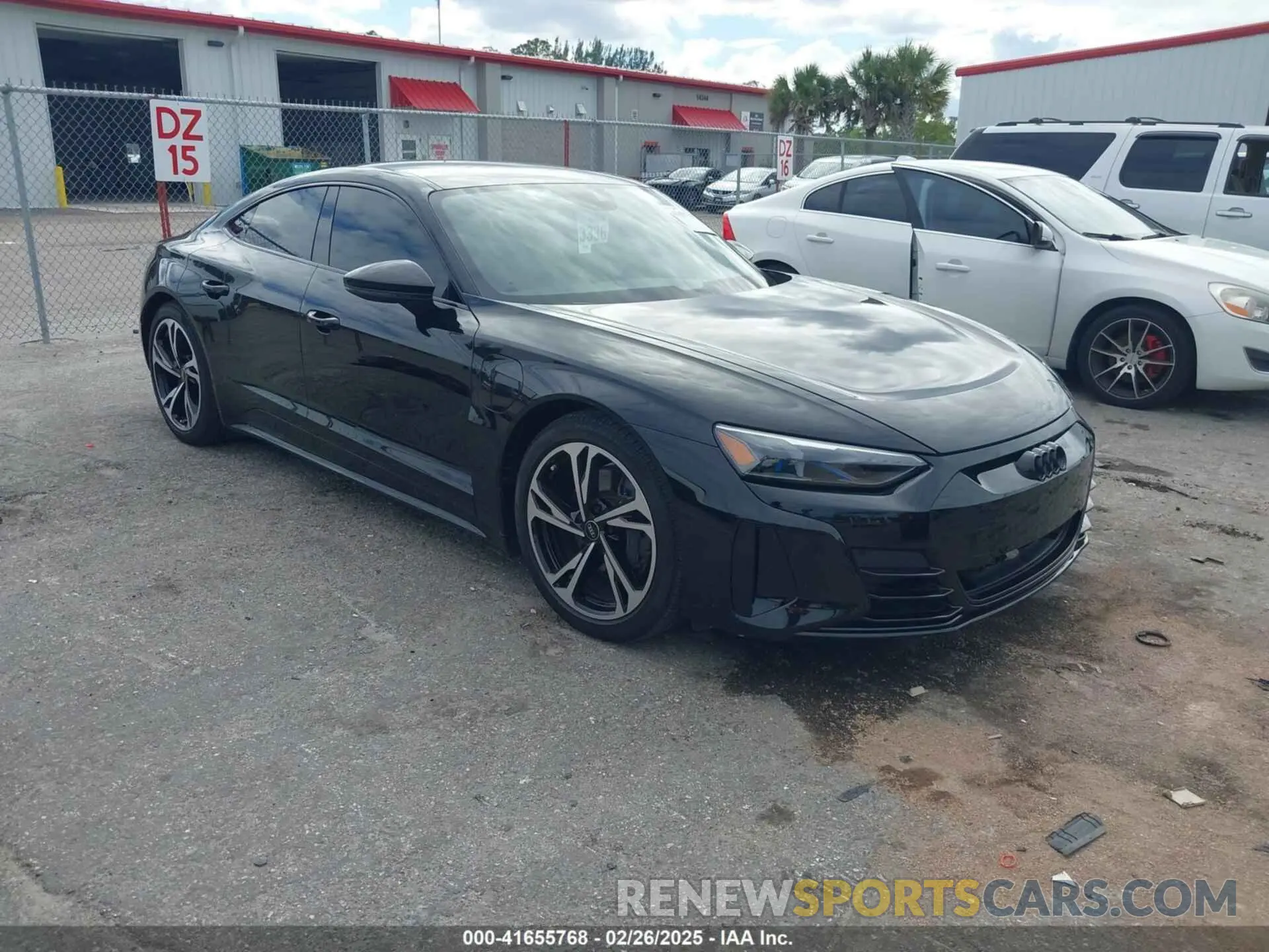 1 Фотография поврежденного автомобиля WAUCJBFW3P7000882 AUDI E-TRON GT 2023