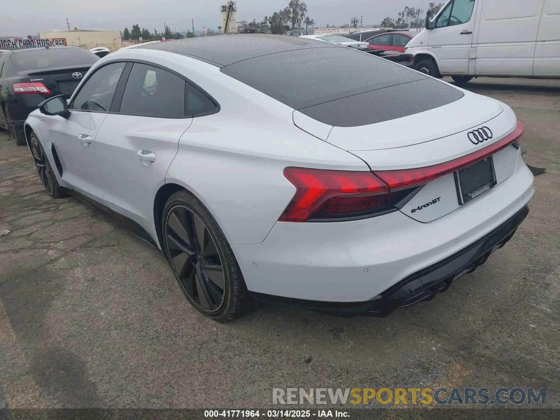 3 Фотография поврежденного автомобиля WAUEJBFW3P7004116 AUDI E-TRON GT 2023