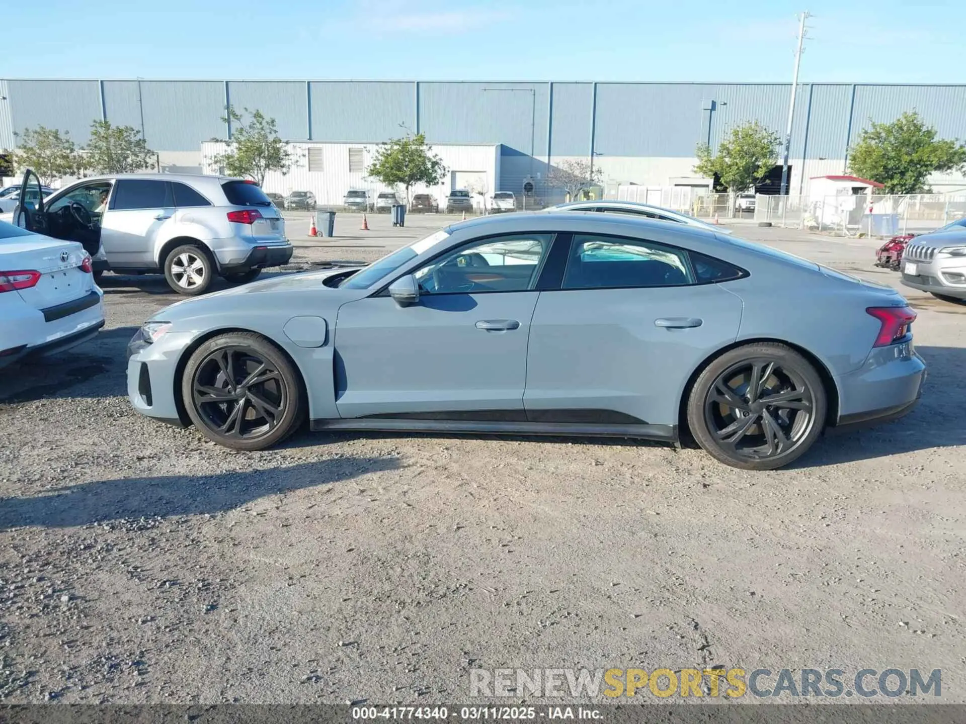 14 Фотография поврежденного автомобиля WAUFJBFW3P7006811 AUDI E-TRON GT 2023