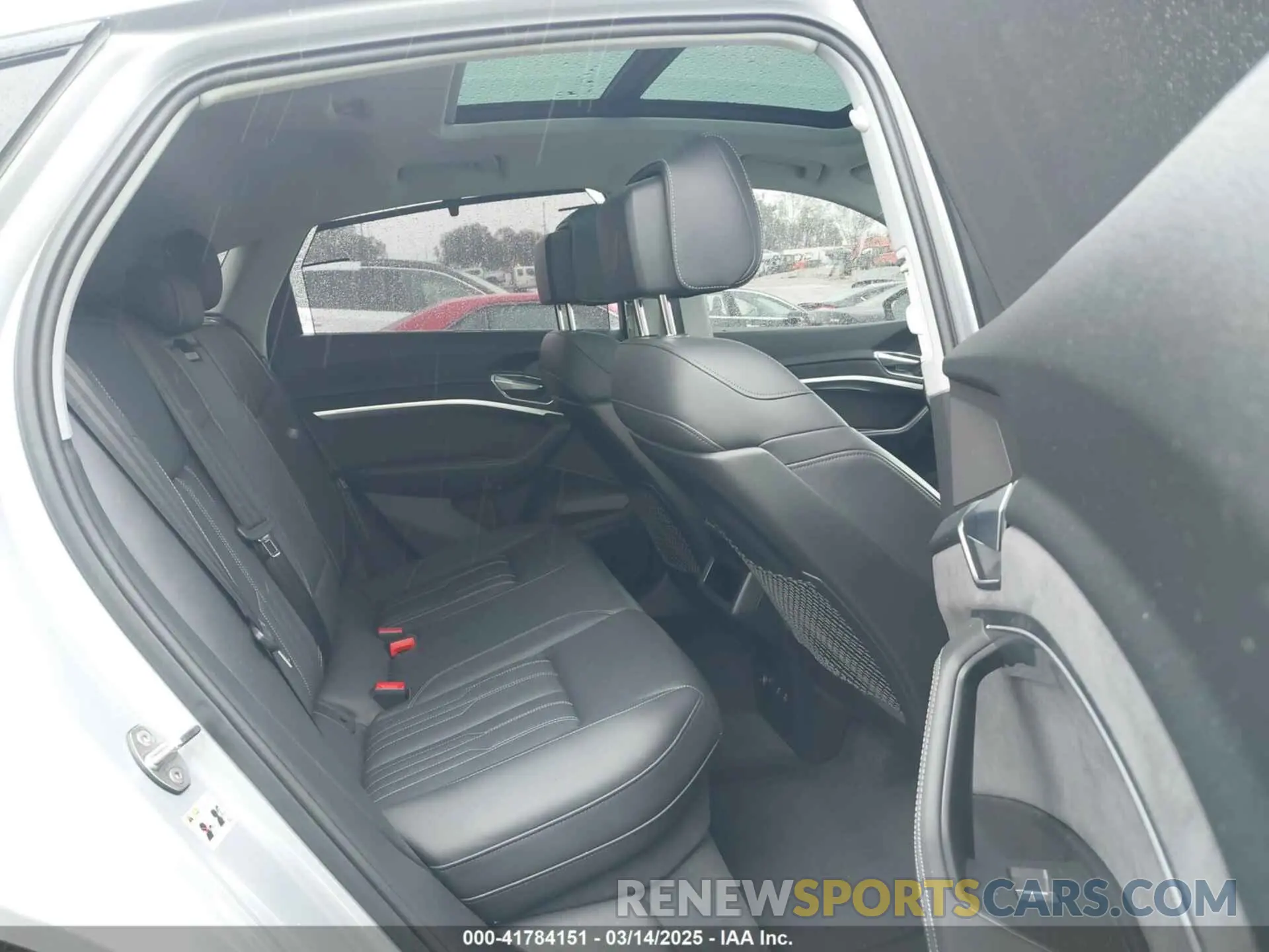 8 Photograph of a damaged car WA13AAGE0NB036424 AUDI E-TRON SPORTBACK 2022