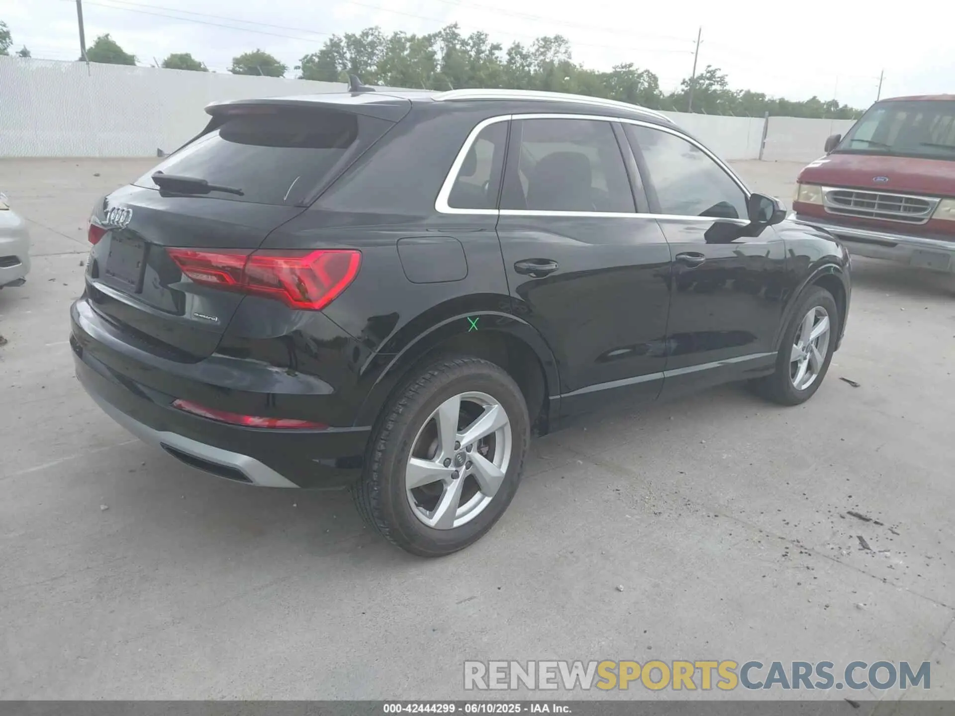 4 Photograph of a damaged car WA1BECF31L1042375 AUDI Q3 2020