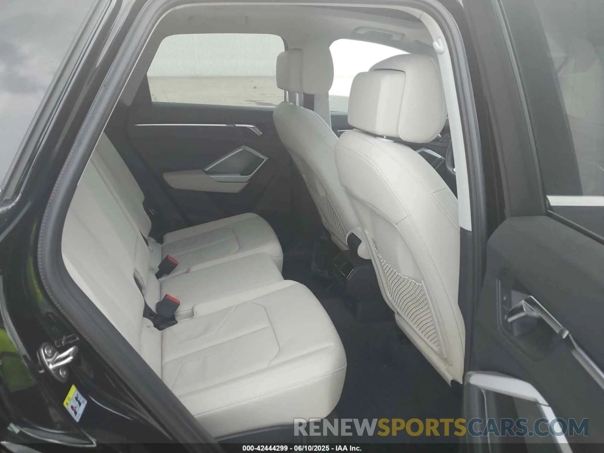 8 Photograph of a damaged car WA1BECF31L1042375 AUDI Q3 2020